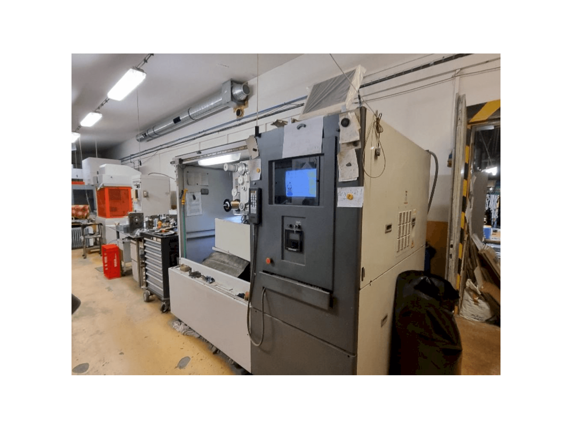 Vista frontal de la máquina HITACHI SEIKI 254Y