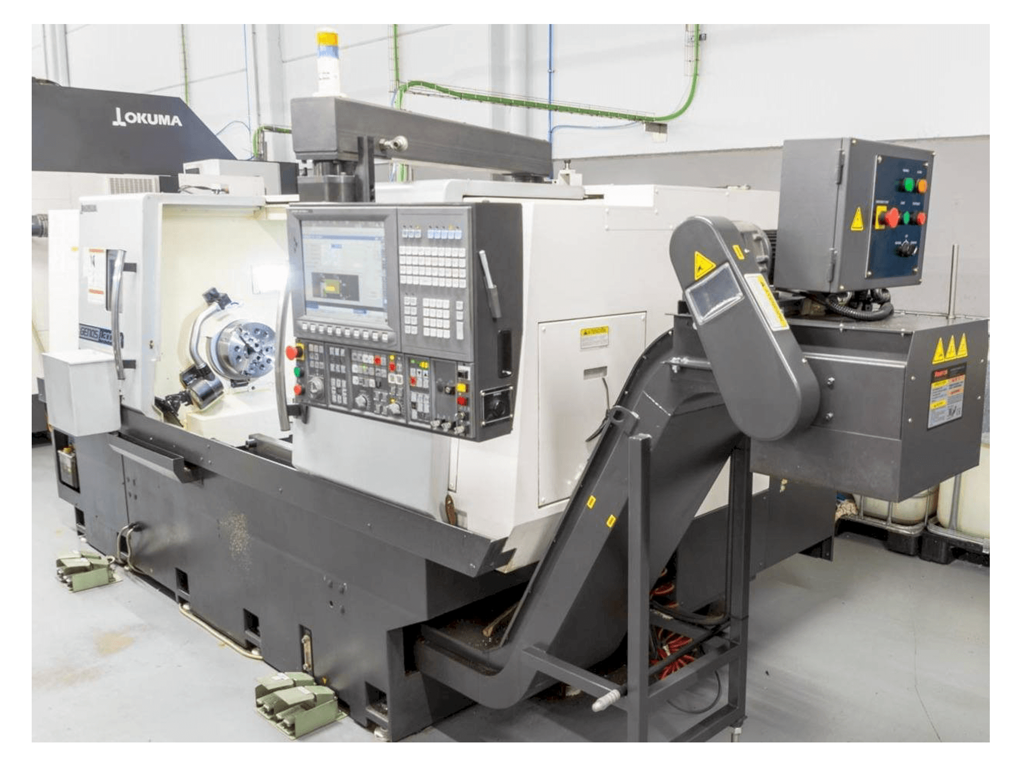 Vista frontal de la máquina Okuma Genos L300E-M