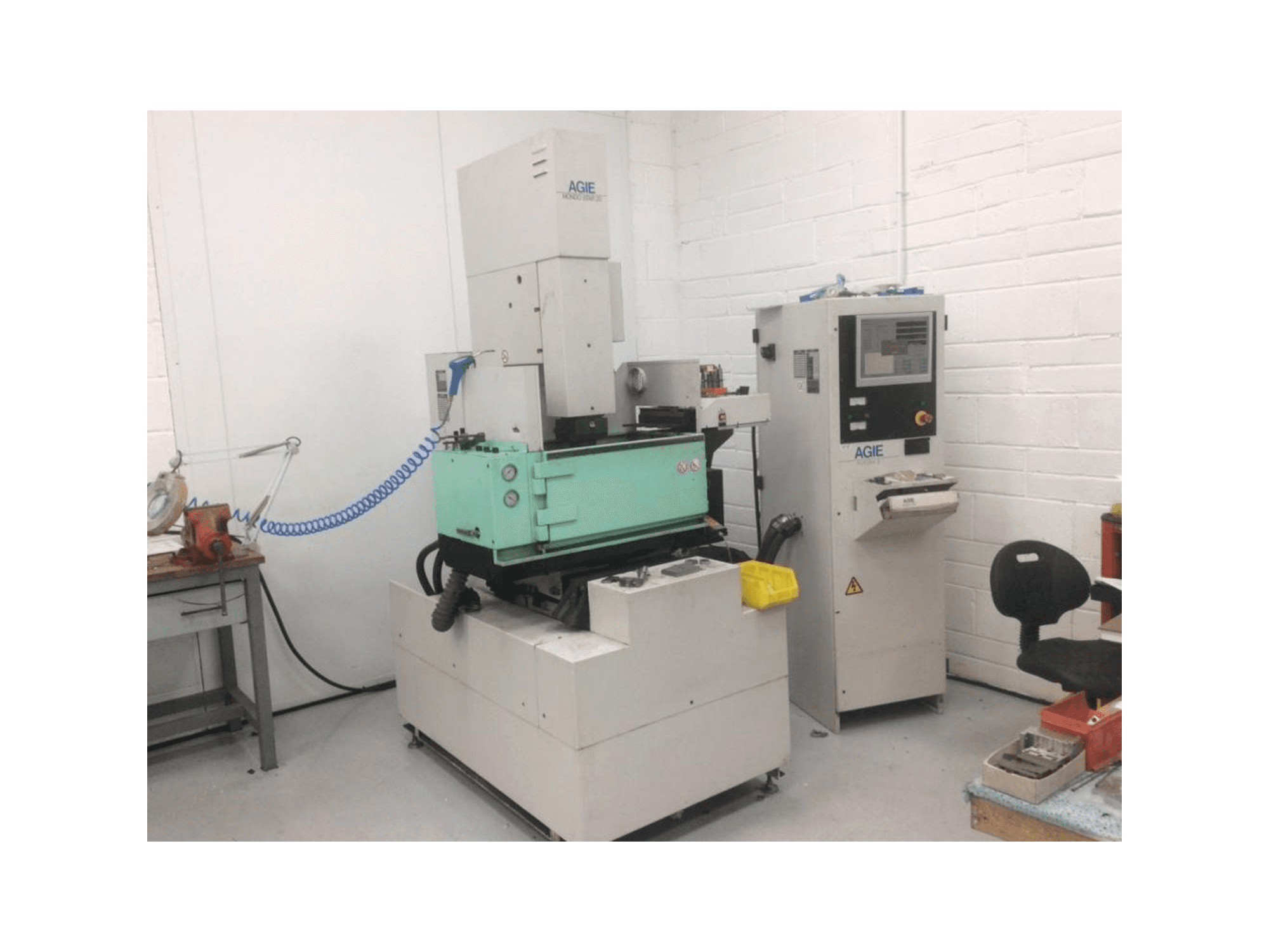 Vista frontal de la máquina AGIE Mondo 20 Star