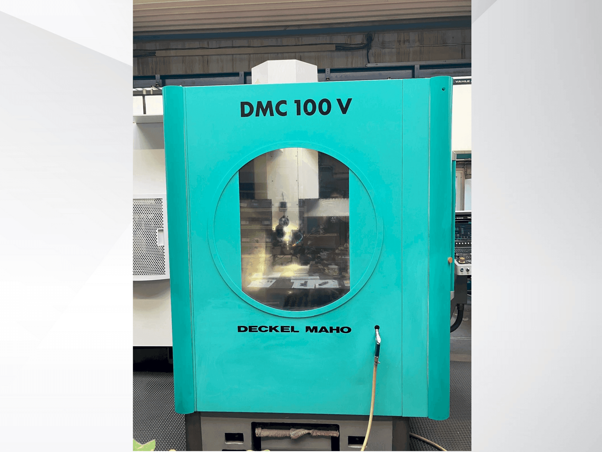 Vista frontal de la máquina DECKEL MAHO DMC 100V