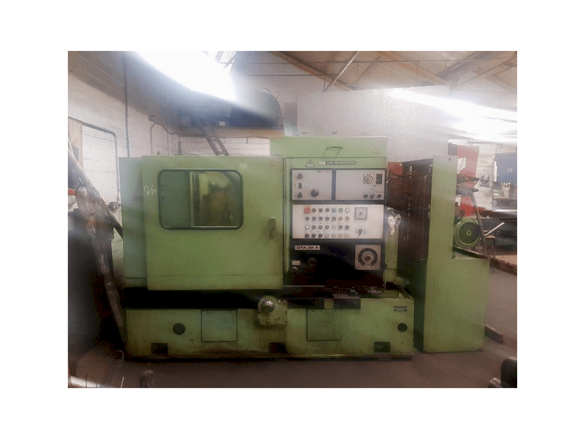 Vista frontal de la máquina TOS OFA 32 A