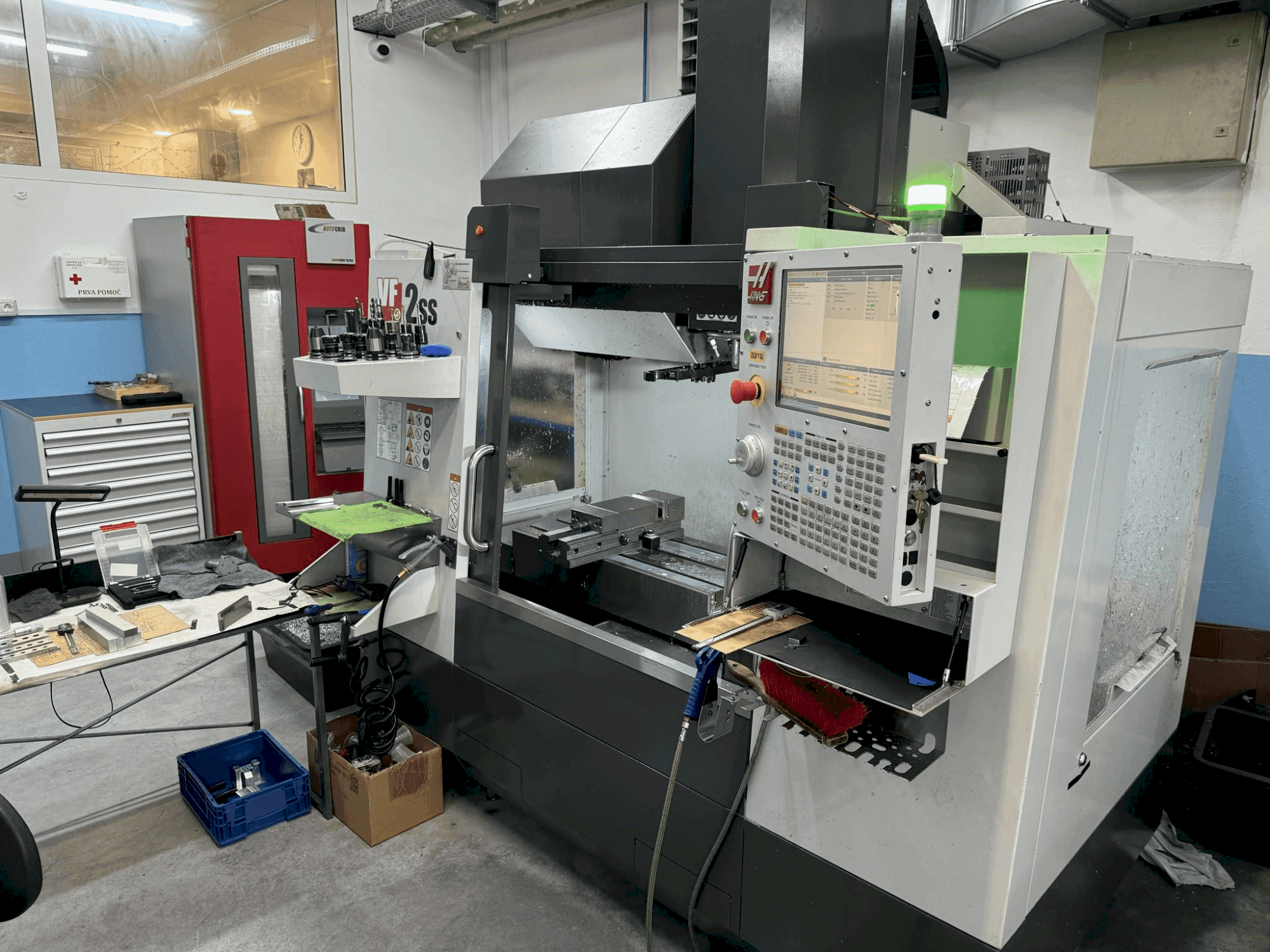 Vista frontal de la máquina HAAS VF-2SS