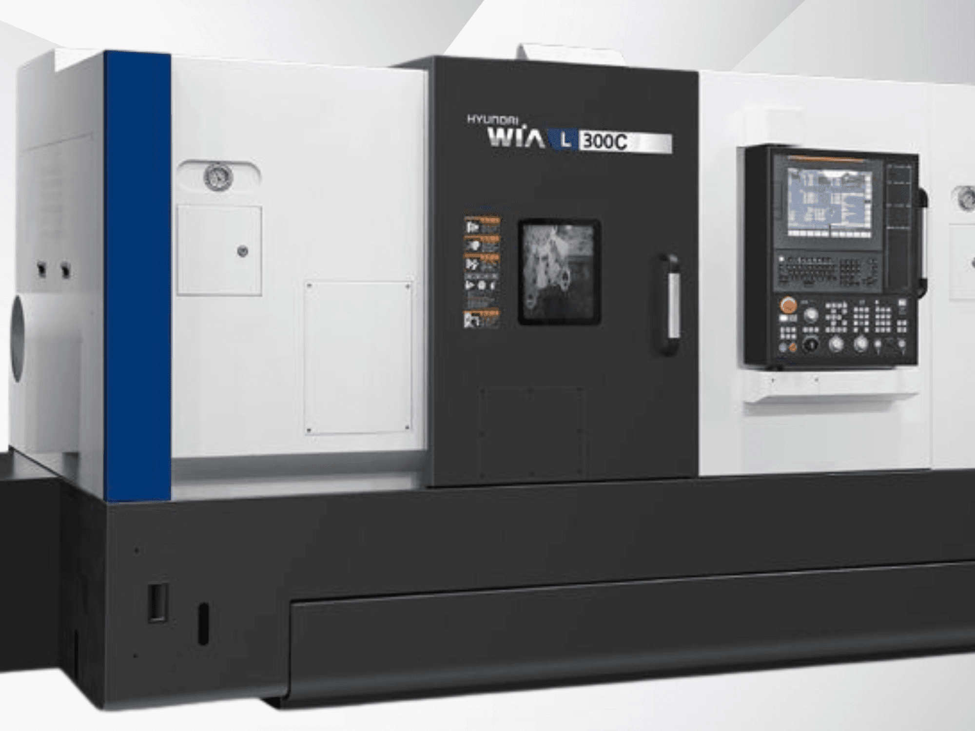 Máquina de torno CNC Hyundai WIA L300C, vista frontal, con panel de control y pantalla operativa. Presenta un diseño elegante y moderno.