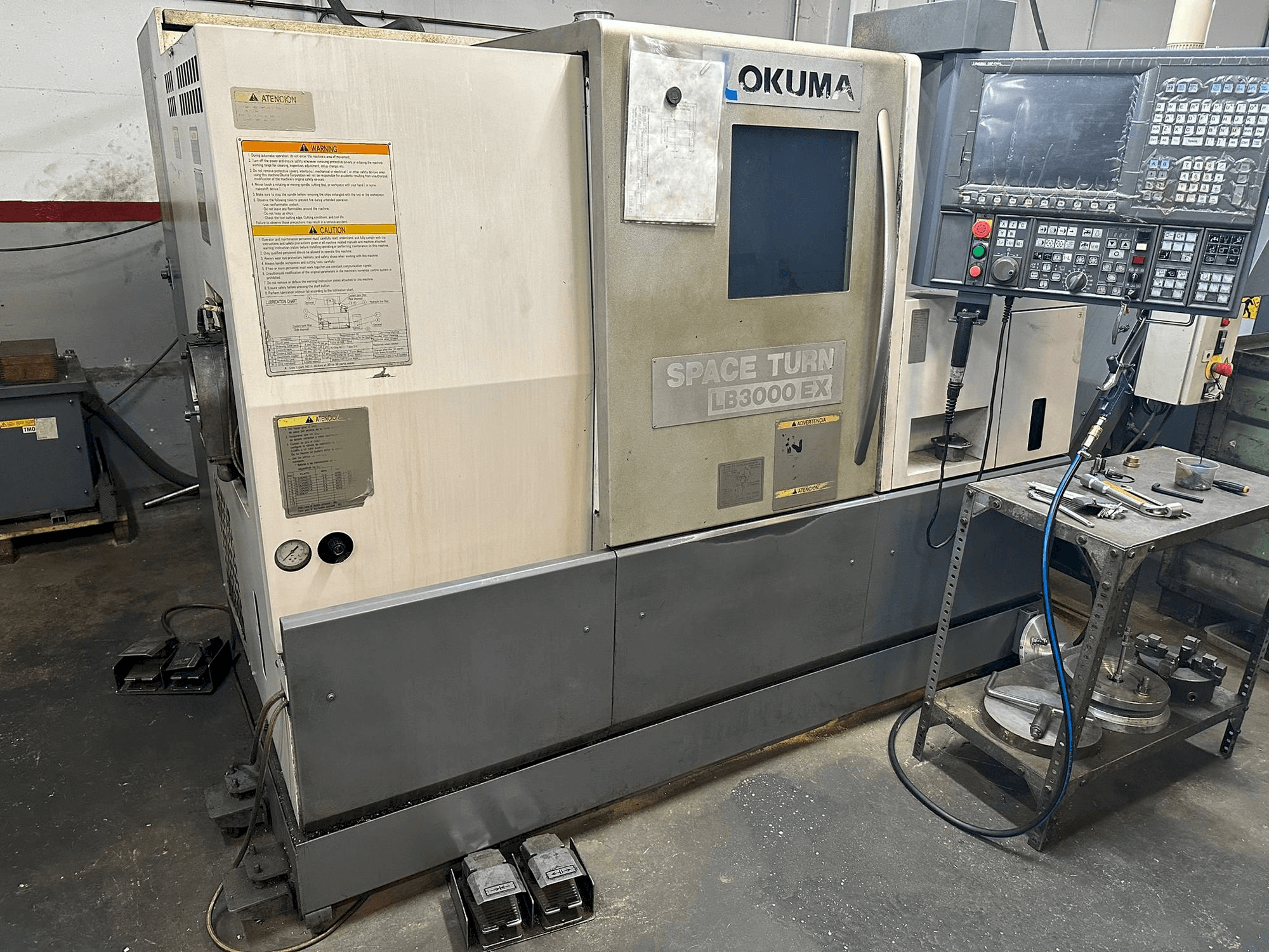 Vista frontal de la máquina Okuma LB 3000EX