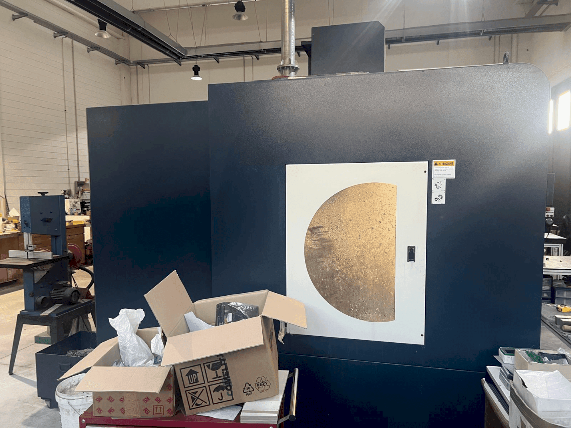 Vista frontal de la máquina Johnford Dart VMC 1000A HI TECH