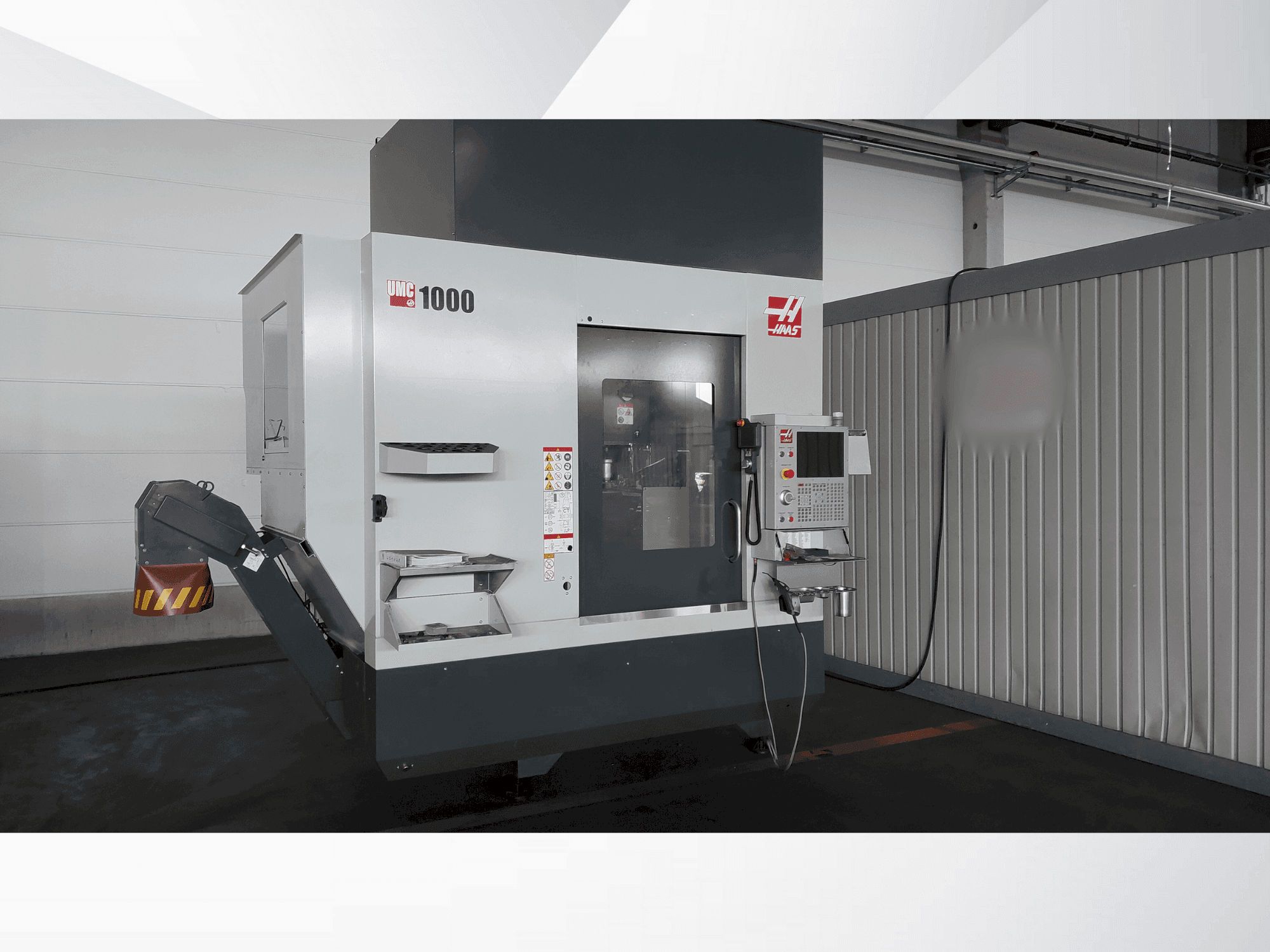 Vista frontal de la máquina HAAS UMC 1000
