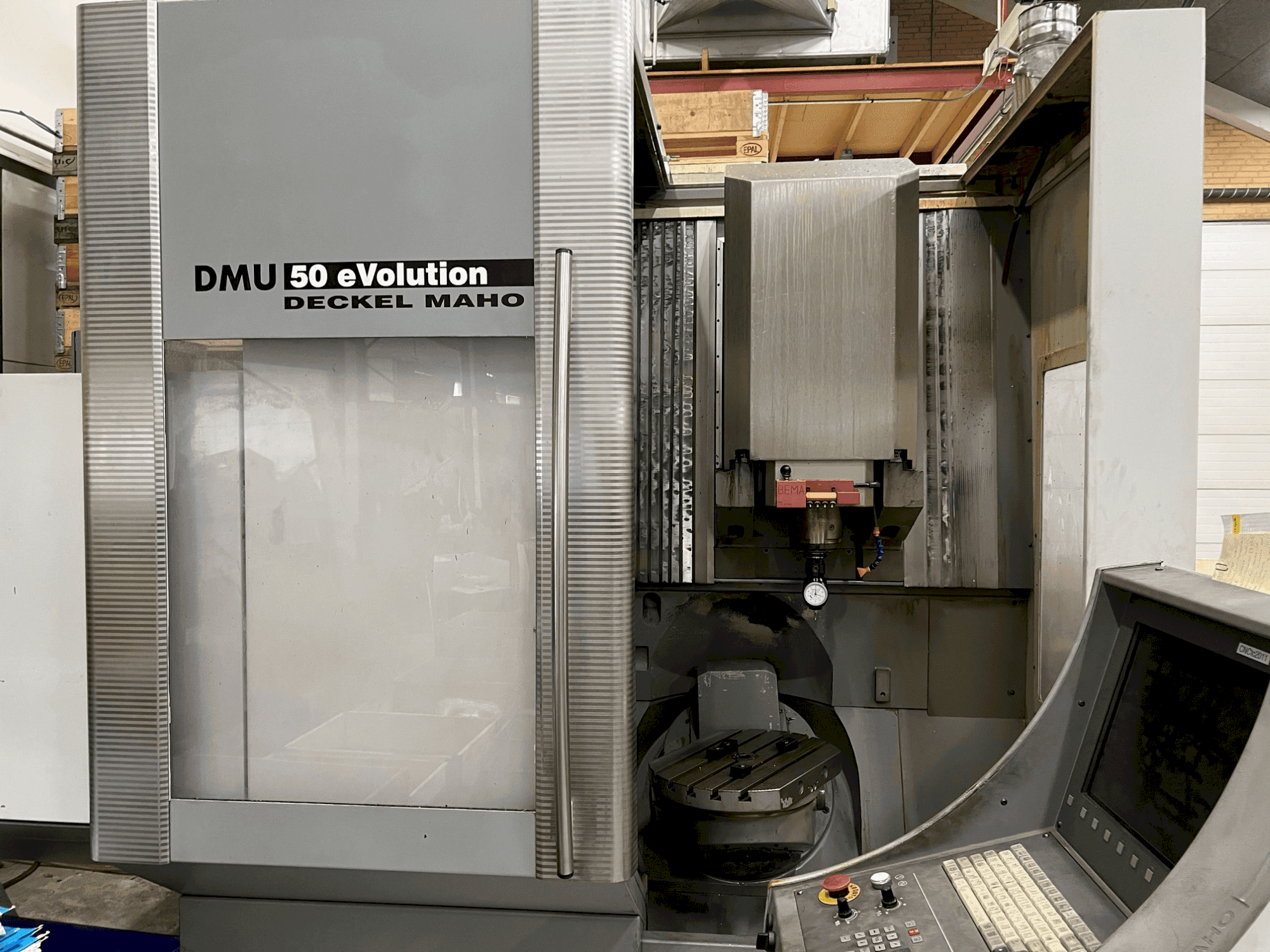 Vista frontal de la máquina DECKEL MAHO DMU 50 eVolution
