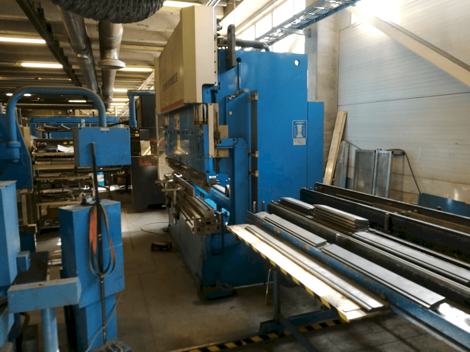 Vista frontal de la máquina Finn-Power JAROMET CNC J 100 -3000