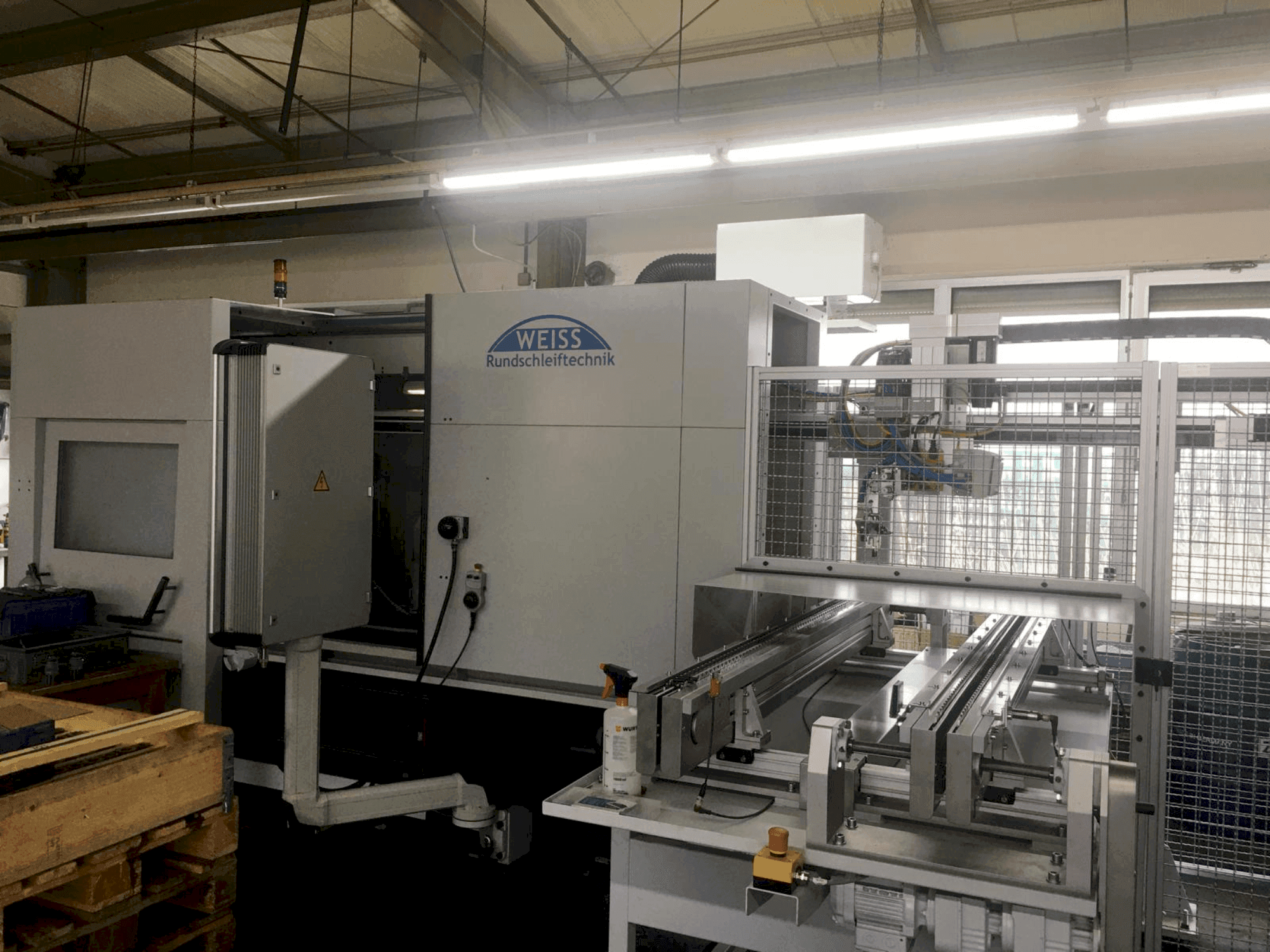 Vista frontal de la máquina WEISS Rundschleiftechnik K52