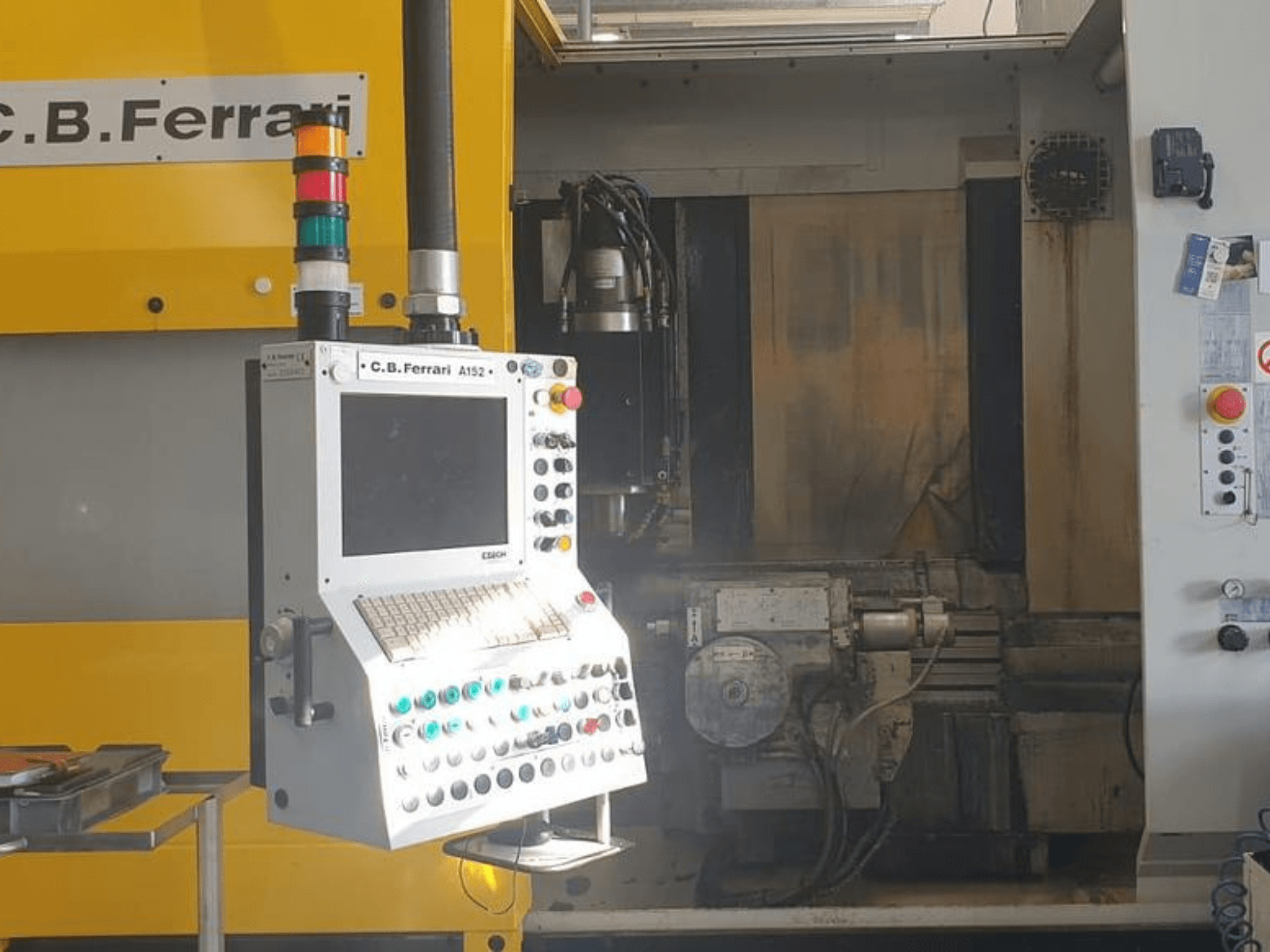 Vista frontal del Centro de Mecanizado Vertical C.B. Ferrari A152, mostrando el panel de control con los botones y los componentes del motor de la máquina.