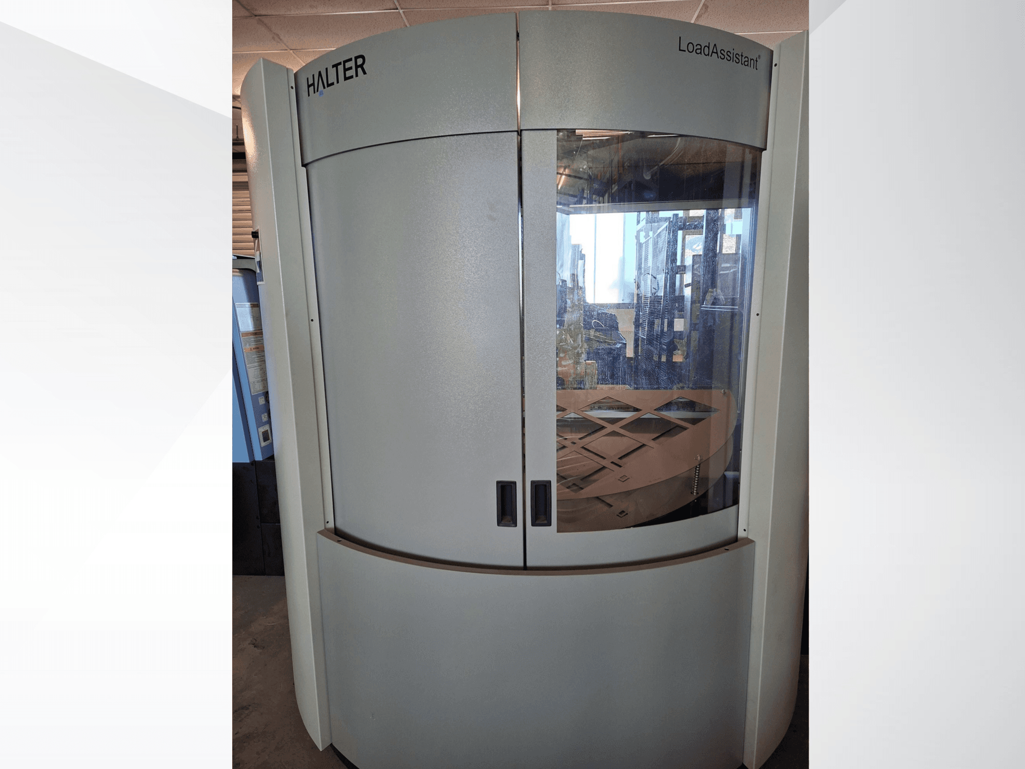 Brazo robótico HALTER LoadAssistant Universal Big 70, vista frontal, que muestra un diseño elegante con puertas transparentes y una plataforma de carga interior.