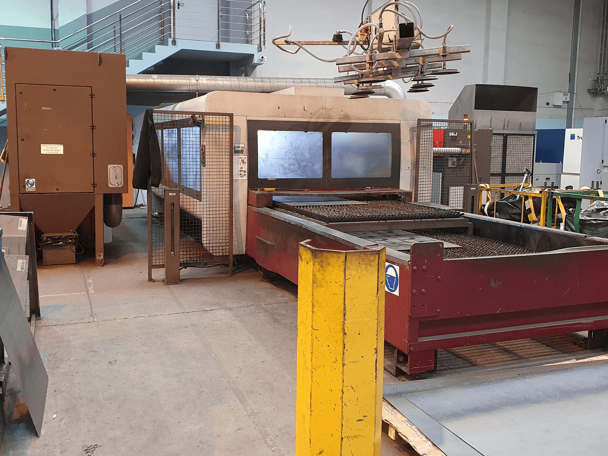 Vista lateral izquierda de la máquina Bystronic BySprint Pro 3015