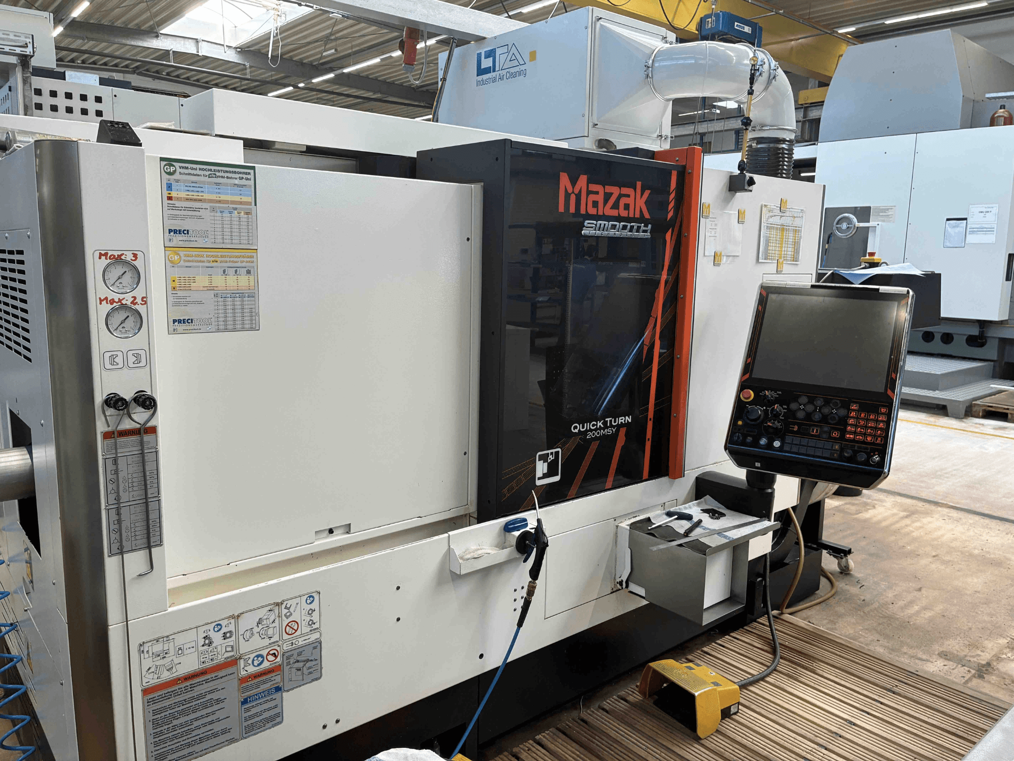 Centro de torneado y fresado Quick Turn Smooth 200MSY de Mazak, vista frontal mostrando el panel de control y los indicadores de funcionamiento.