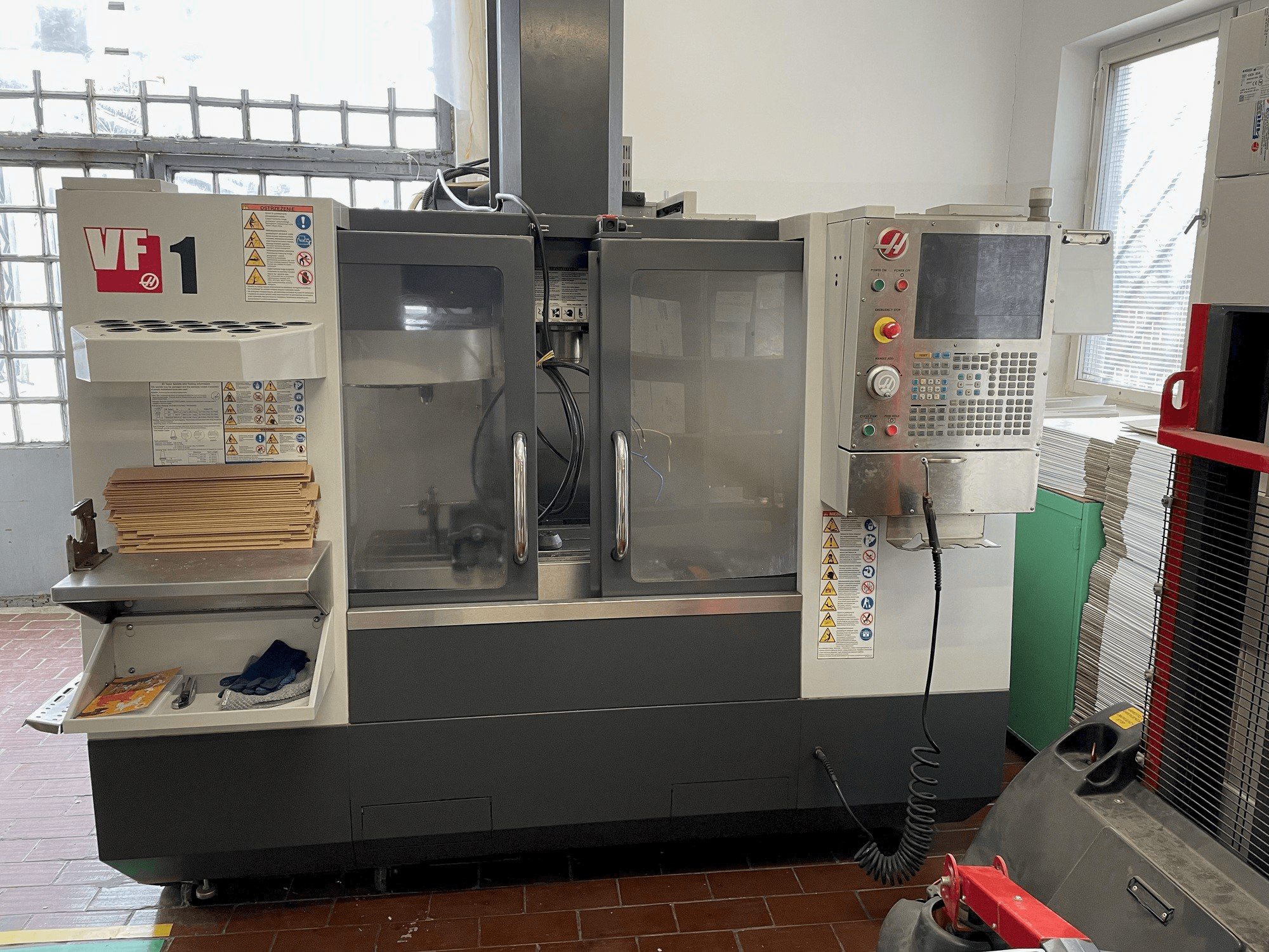 Vista frontal de la máquina HAAS VF-1