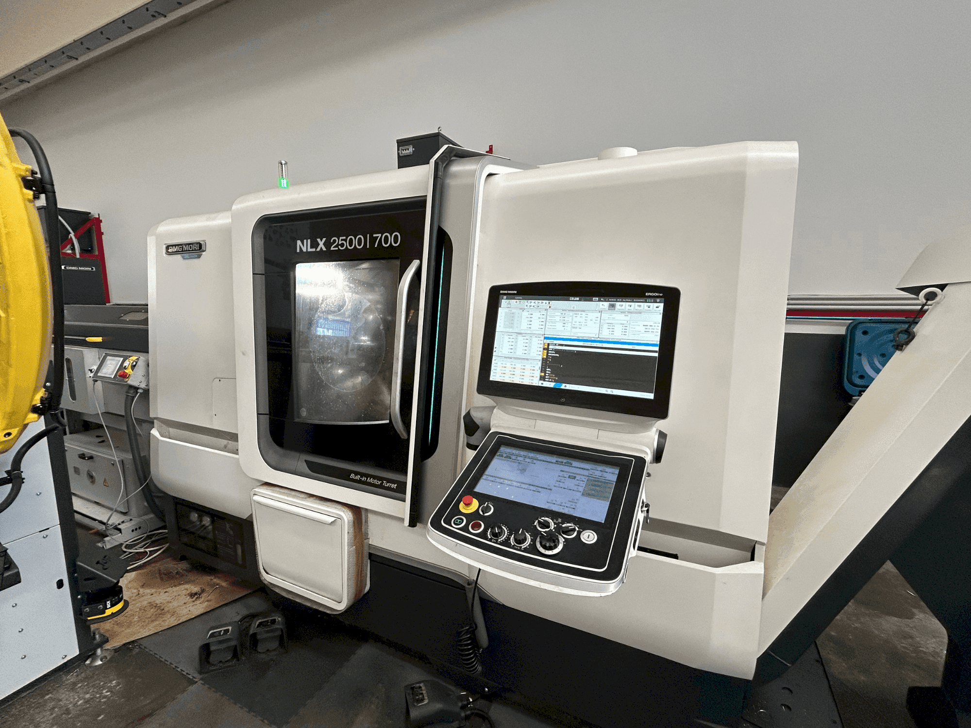 Vista frontal de la máquina DMG MORI NLX 2500 SY / 700