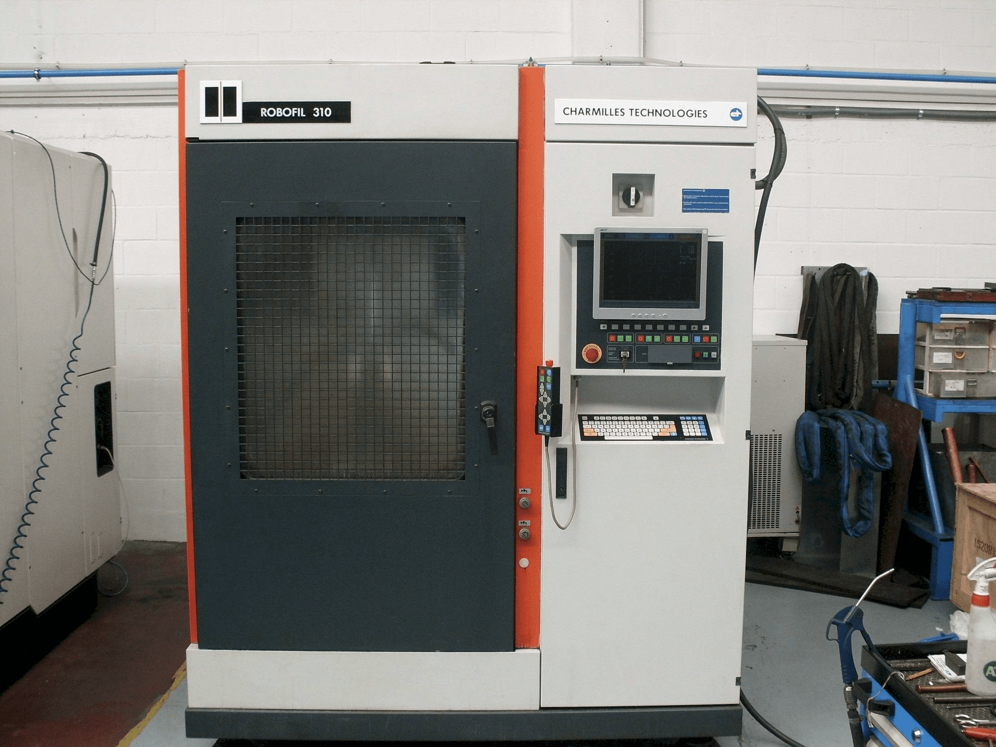 Vista frontal de la máquina CHARMILLES Robofil 310