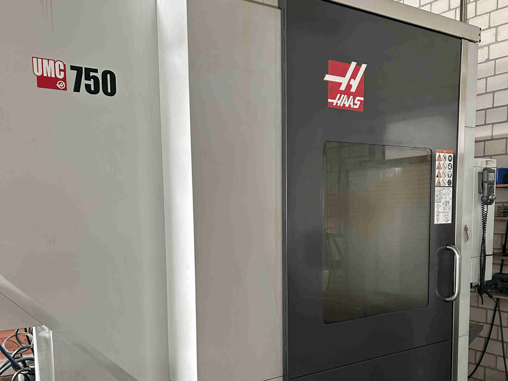 Vista frontal de la máquina HAAS UMC-750