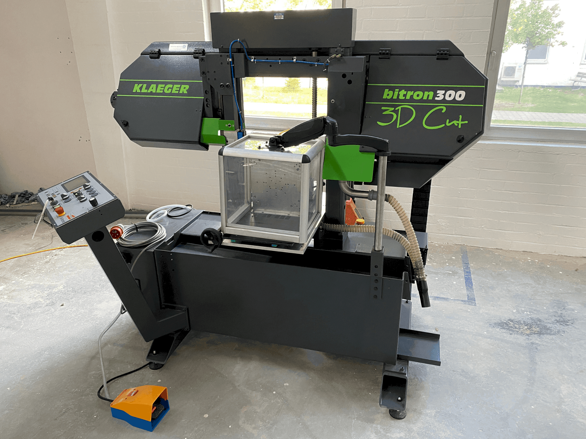 Vista frontal de la máquina Klaeger Bitron 300 3D Cut
