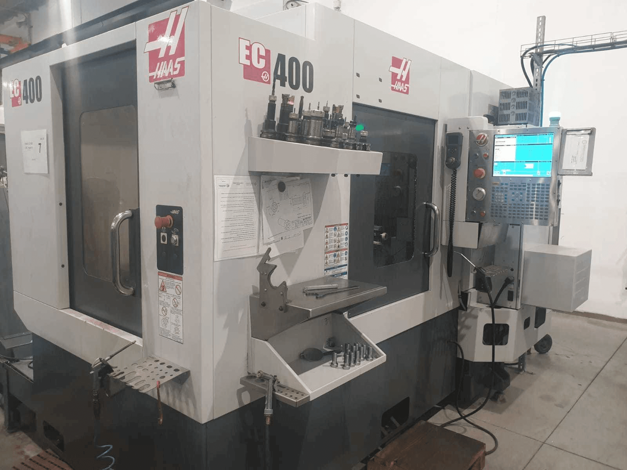 Vista frontal de la máquina HAAS EC400