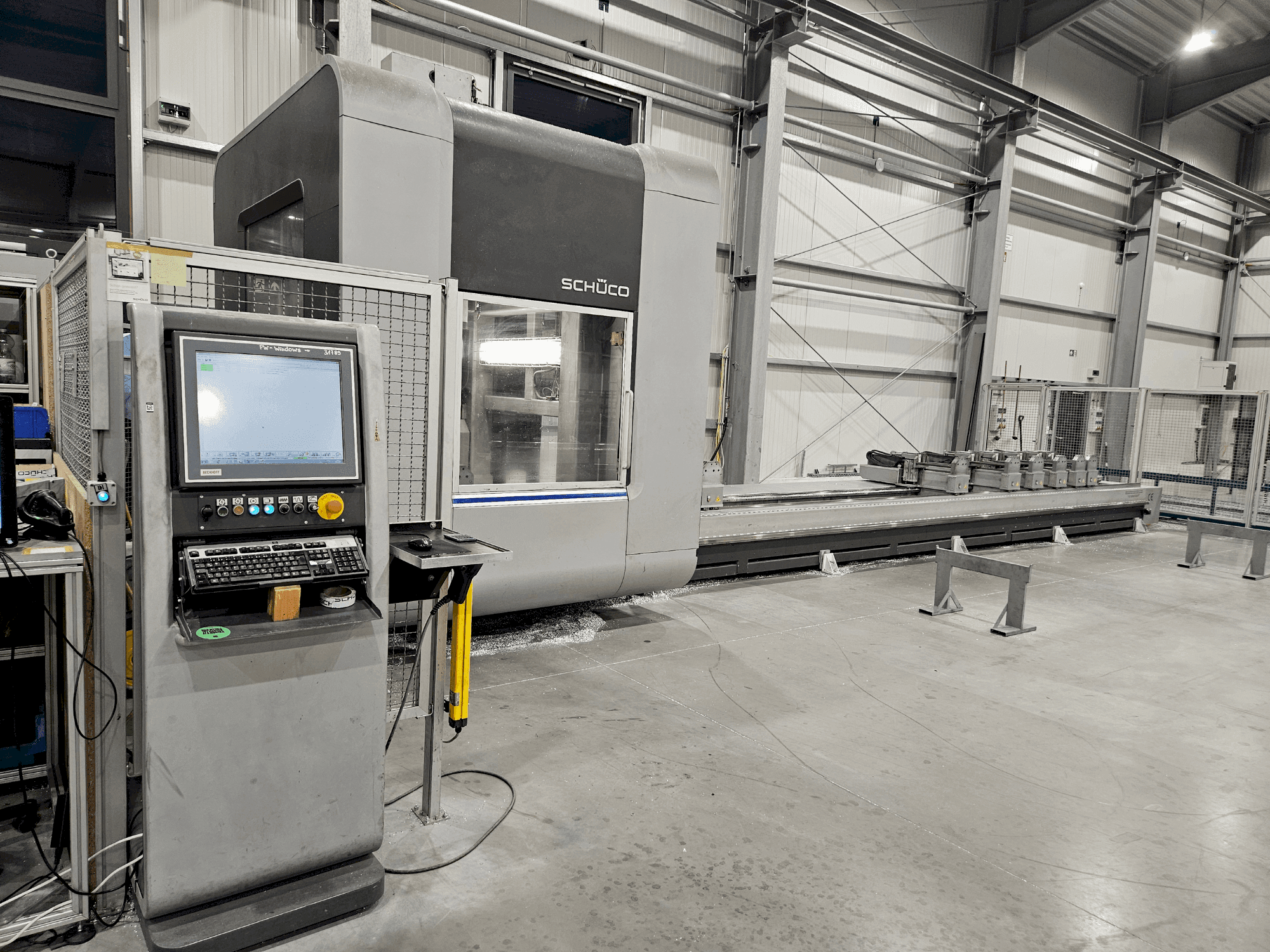 Vista frontal de la máquina SCHÜCO DC 500