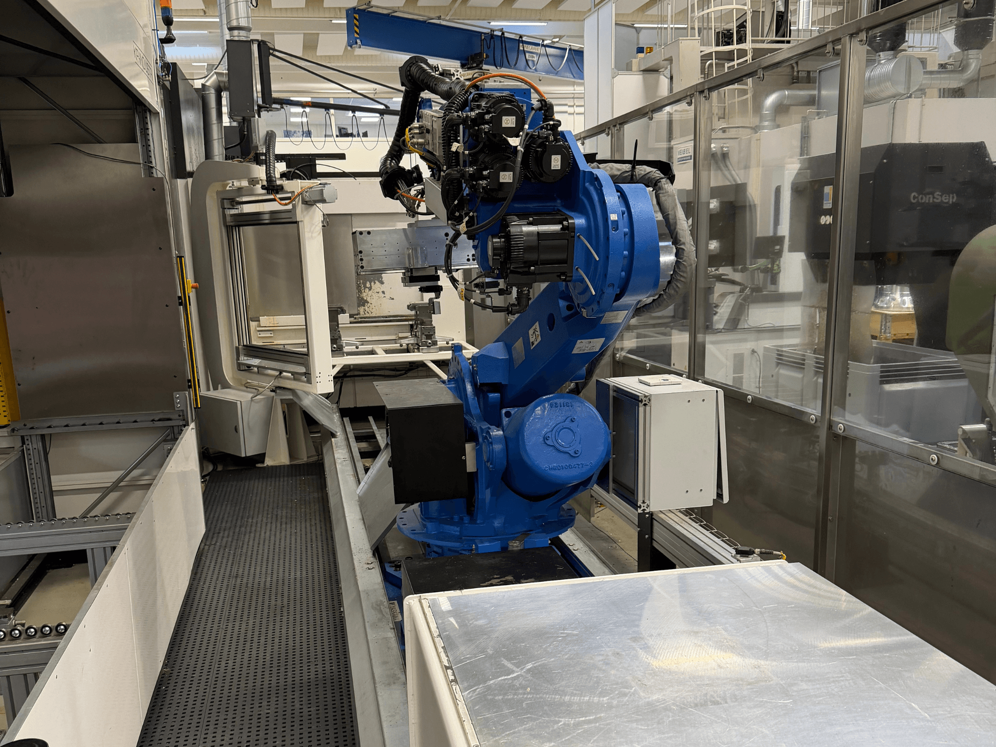 Brazo robótico Yaskawa Motoman ES165D sobre raíl, vista lateral que muestra la configuración de automatización en un entorno industrial.