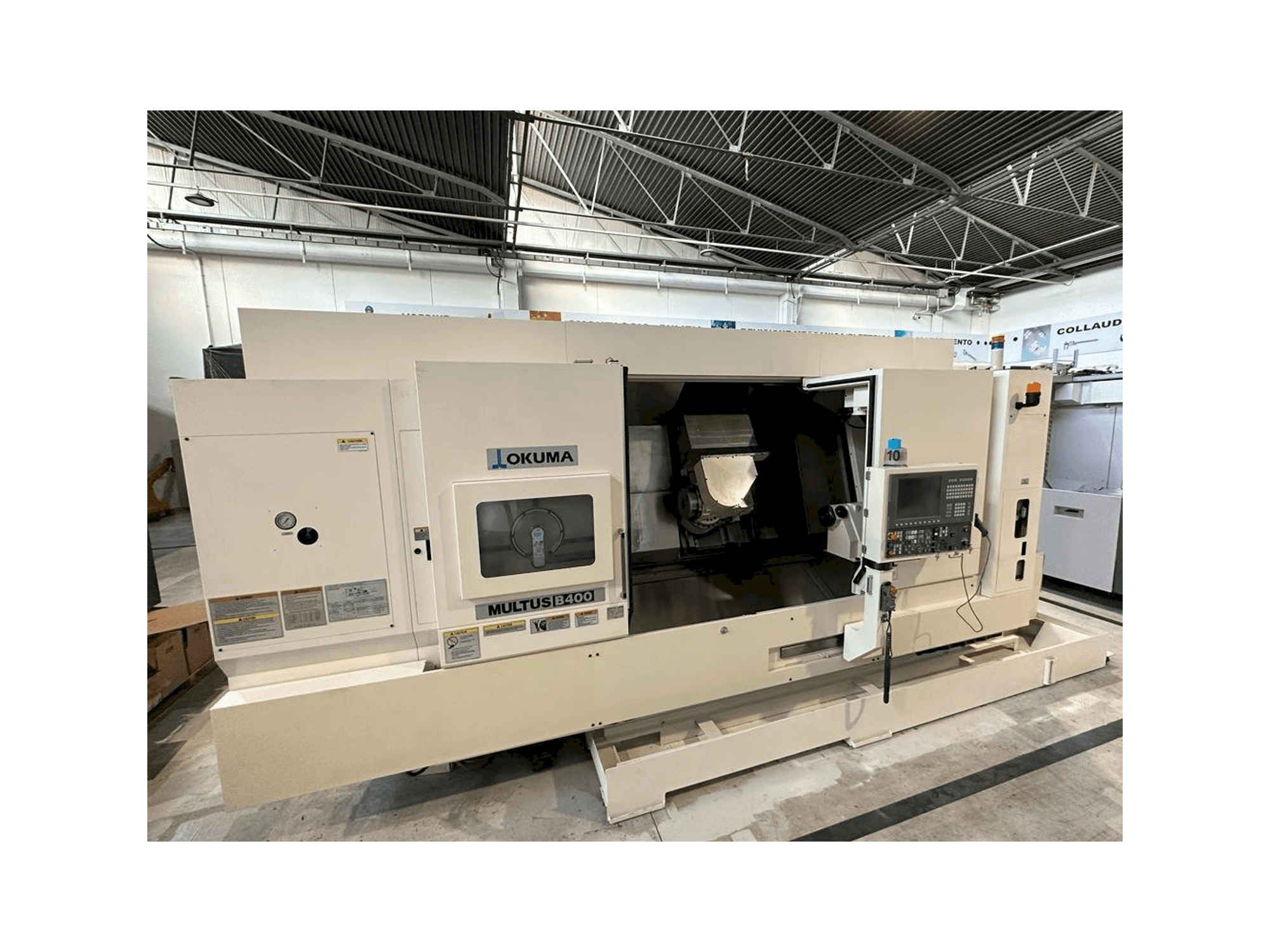 Vista frontal de la máquina Okuma MULTUS B400C