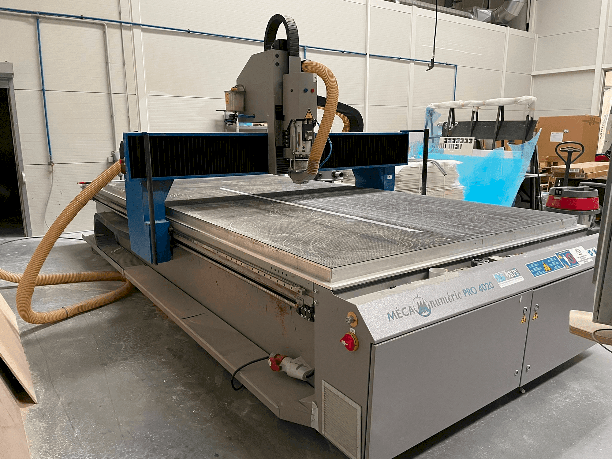 Vista frontal de la máquina MECANUMERIC PRO 4020