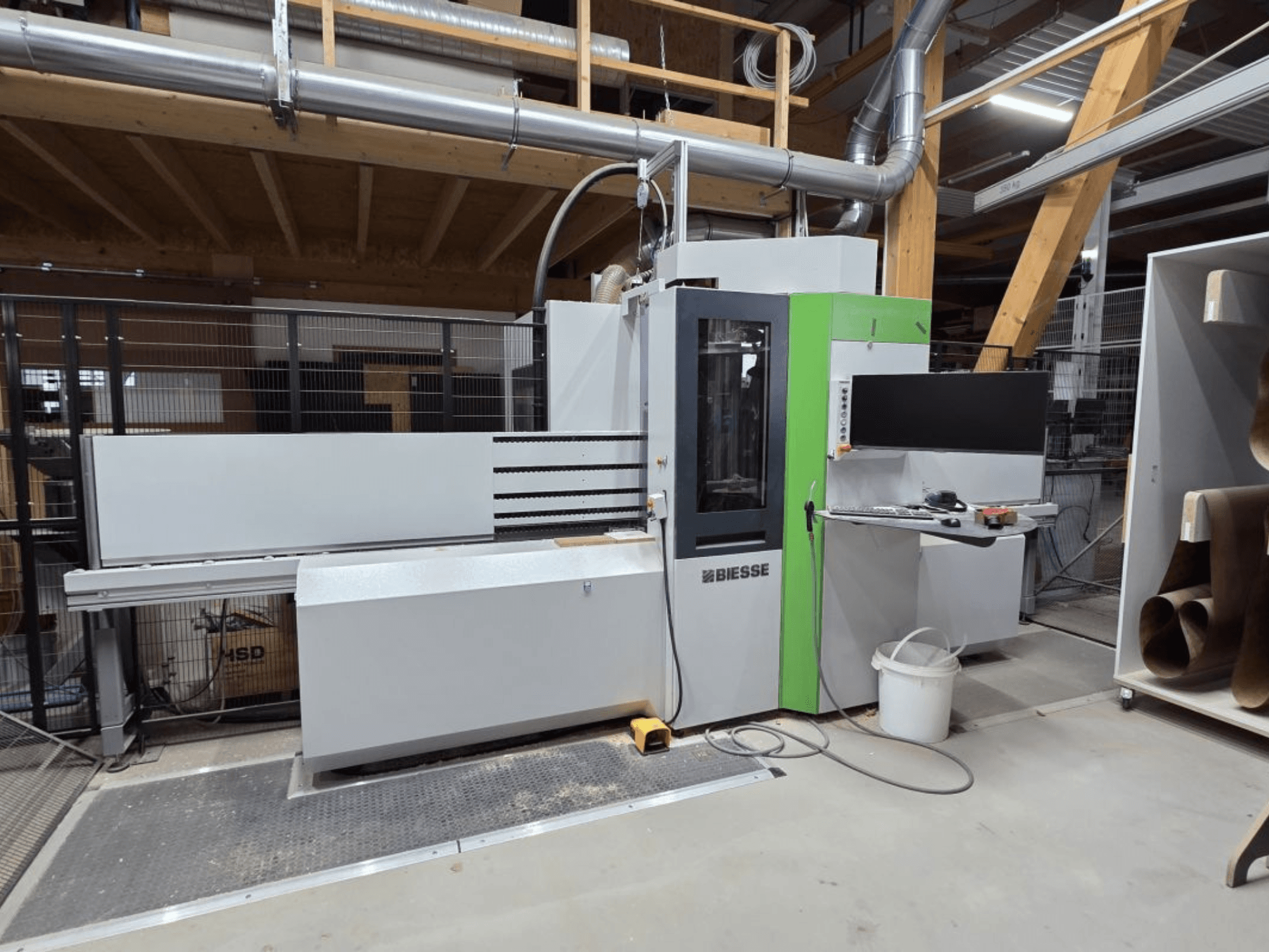 Centro de mecanizado CNC BIESSE Brema EKO 2.2, vista frontal, en la que se aprecian el panel de control y la carcasa principal con detalles en verde.