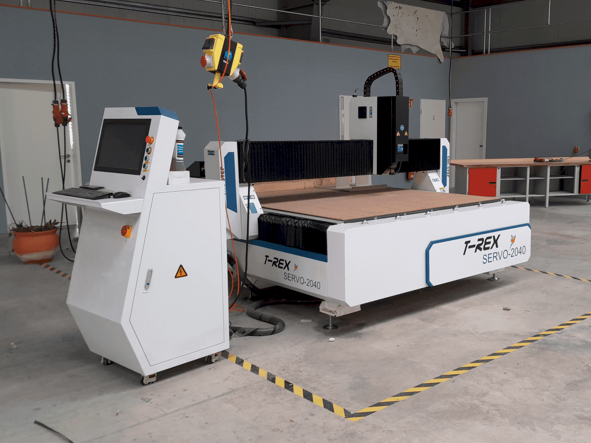 Vista frontal de la máquina T-Rex Servo 2040
