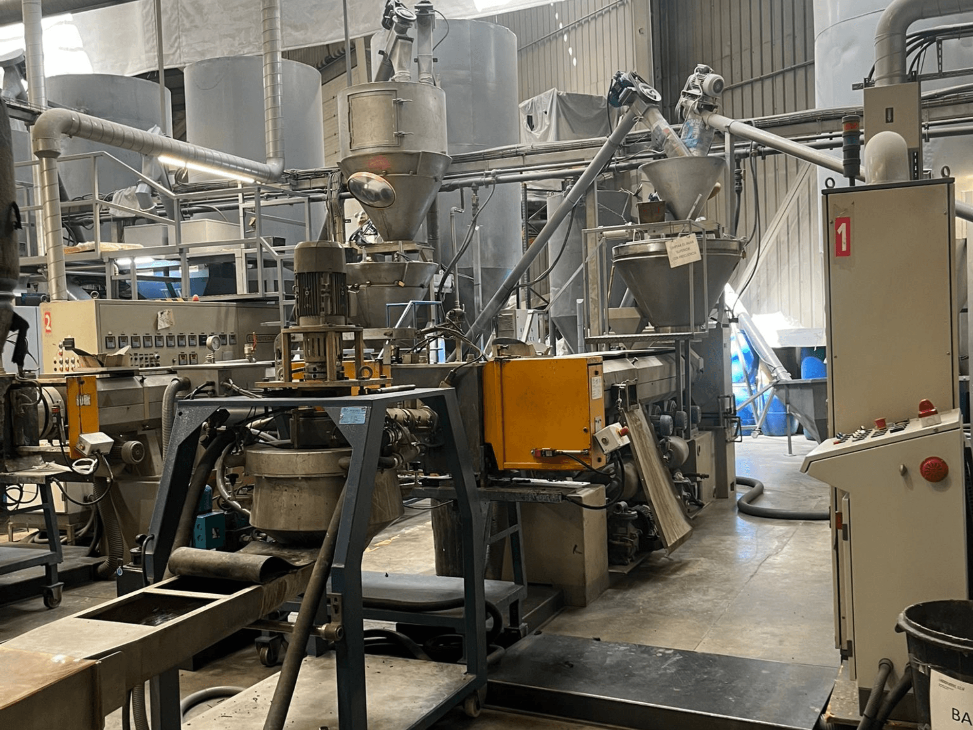Extrusora monohusillo EUROTECNO E12535D en un entorno industrial, equipada con componentes de procesamiento, tolvas y panel de control.