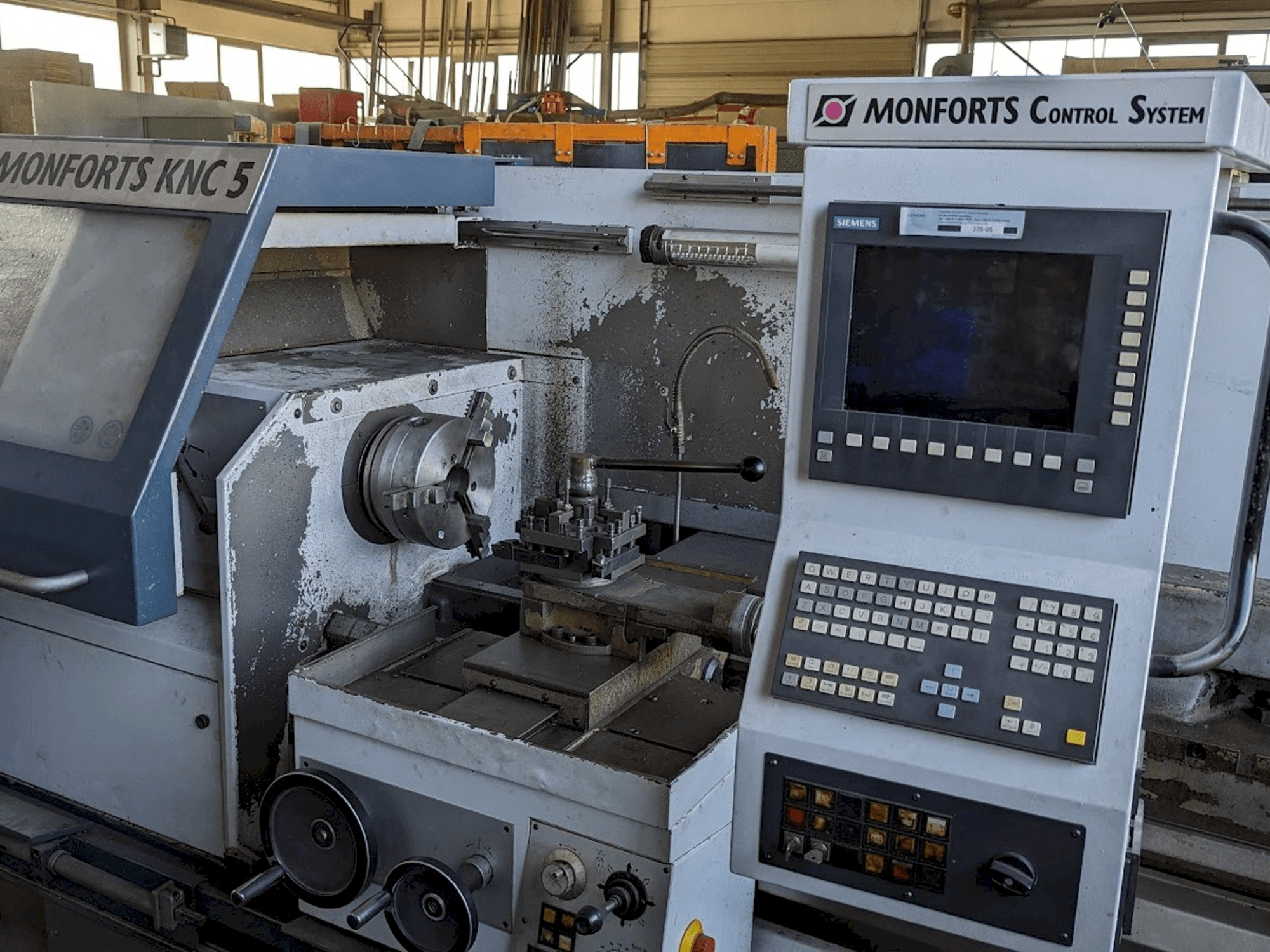 Vista frontal de la máquina Monforts KNC 5