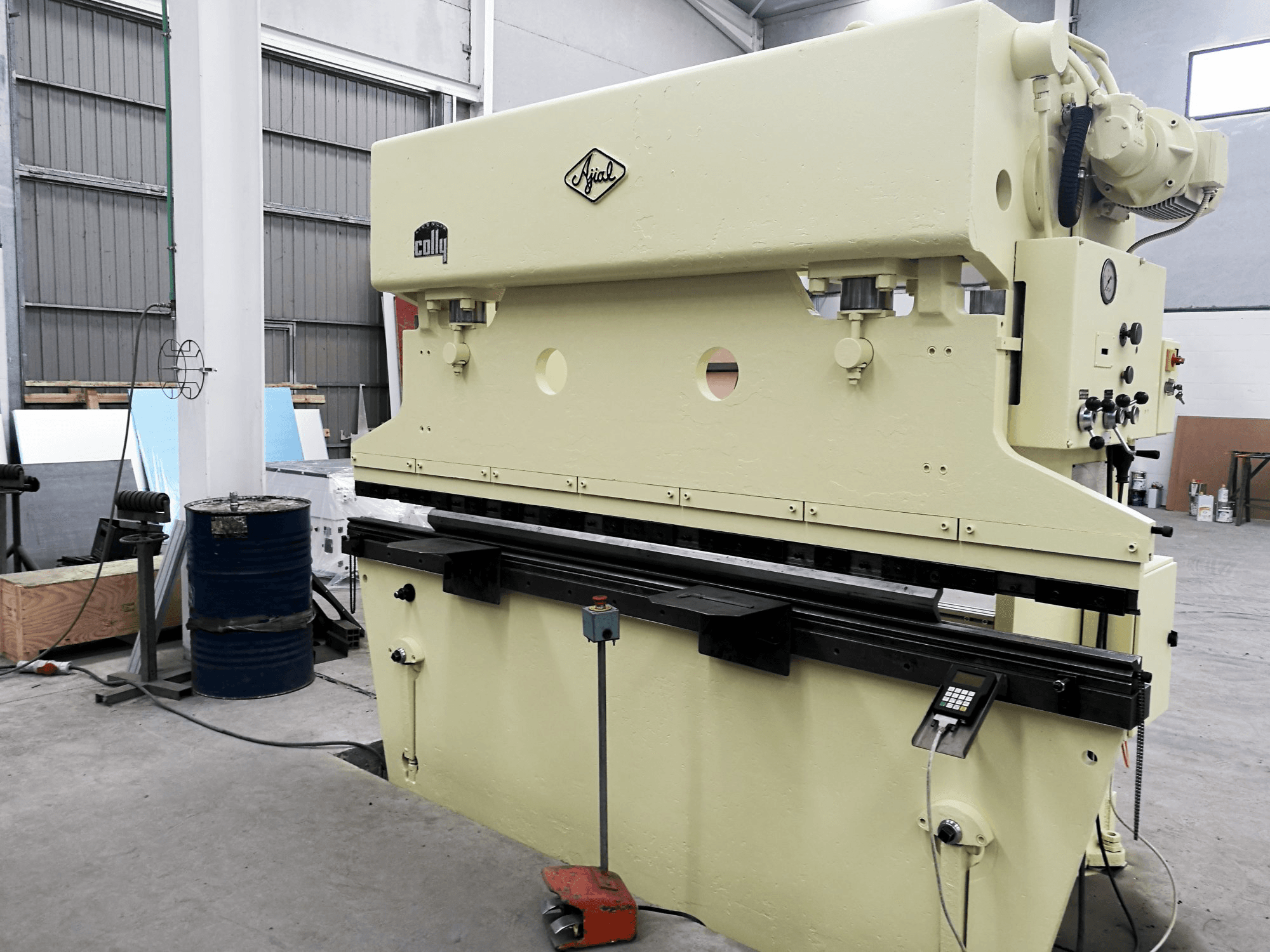 Vista derecha de la máquina Ajial Colly 89