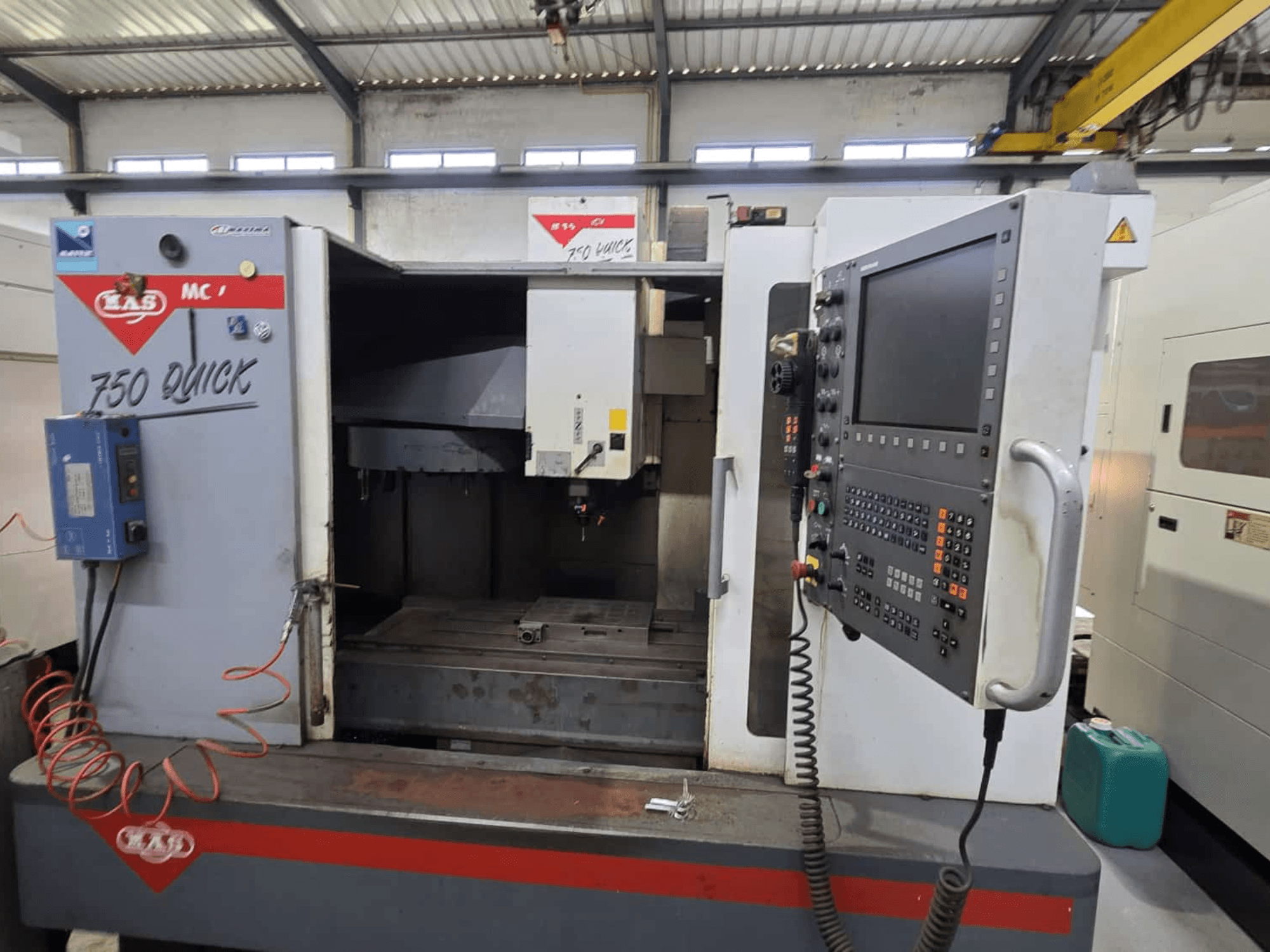 Centro de mecanizado vertical KOVOSVIT MAS MCV 750, vista frontal mostrando el panel de control y el área de trabajo, con rotulación "750 Quick".
