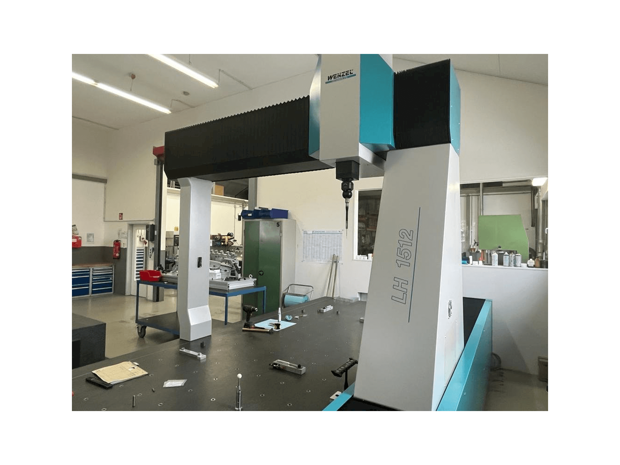 Vista frontal de la máquina Wenzel LH 1512