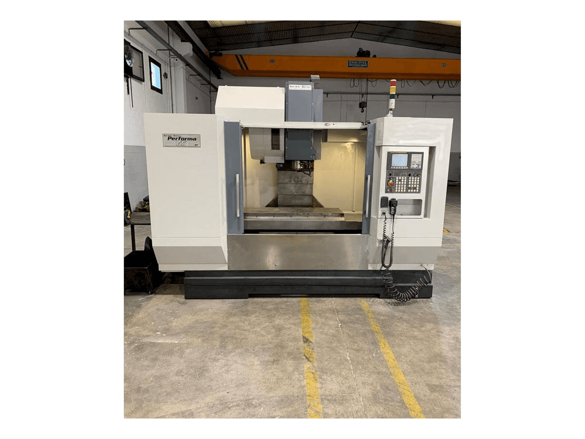 Vista frontal de la máquina Akira Seiki V5 XP