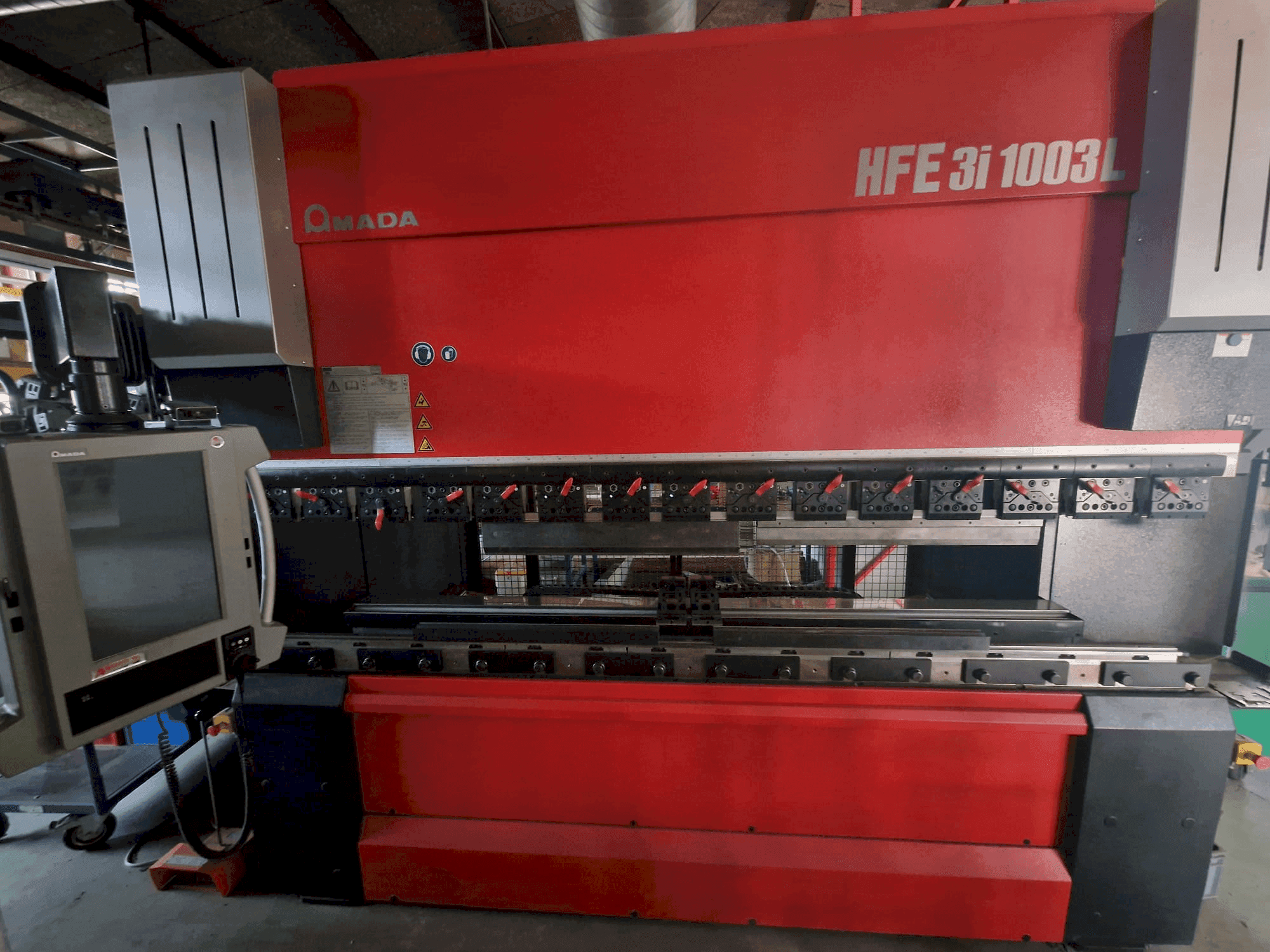 Vista frontal de la máquina AMADA HFE 3L 1003