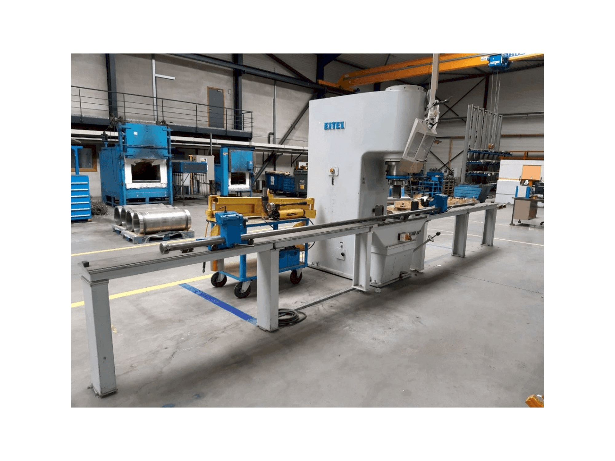 Vista frontal de la máquina EITEL-PRESS RP 100