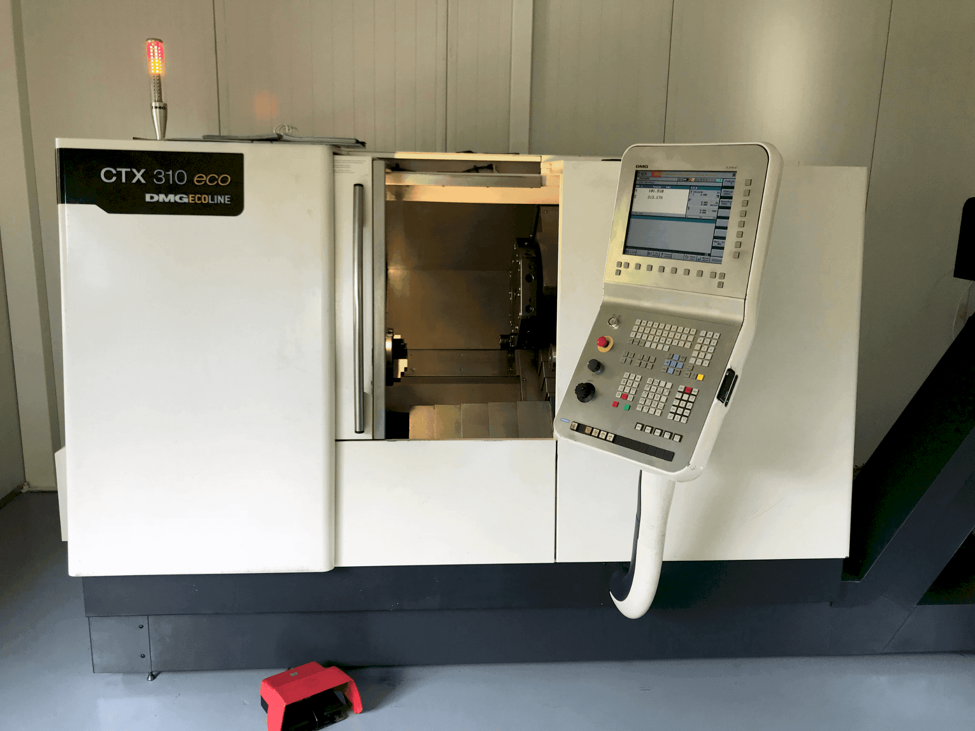 Vista frontal de la máquina DMG CTX 310 ecoline