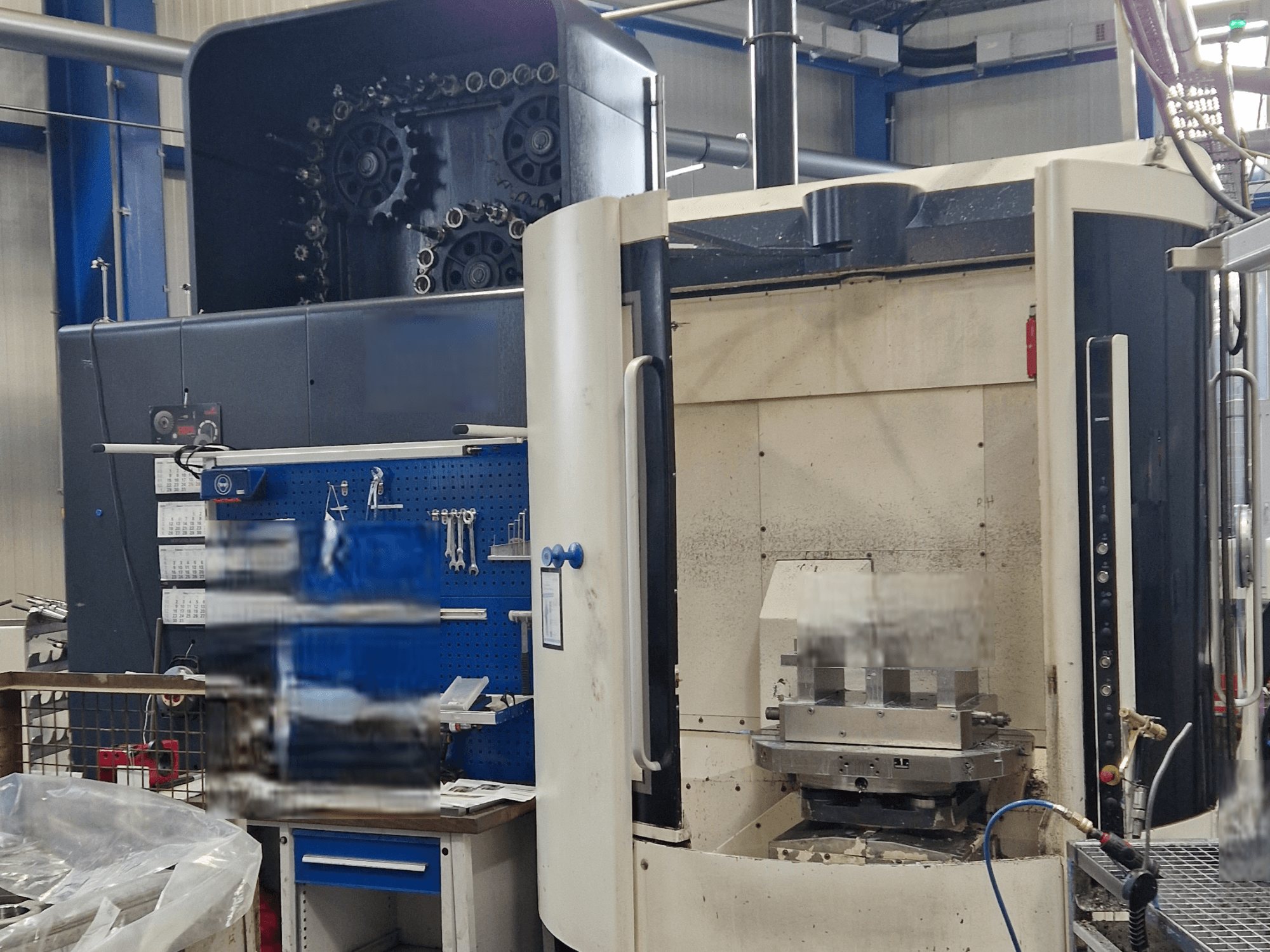 Centro de mecanizado universal DMG DMC80U DuoBlock, vista frontal, mostrando el panel de control y el área de trabajo con accesorios de herramientas.