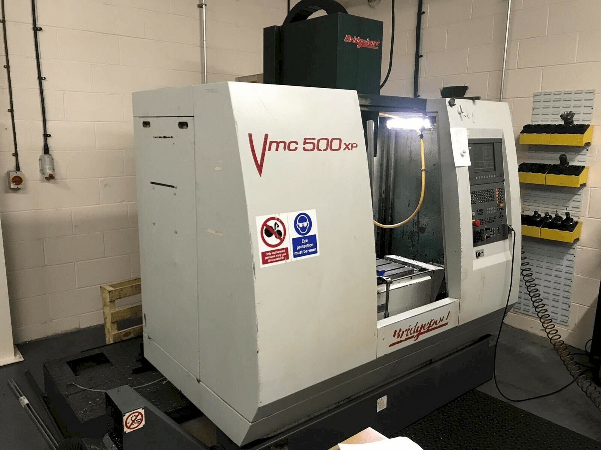 Vista frontal de la máquina Bridgeport VMC 500 XP
