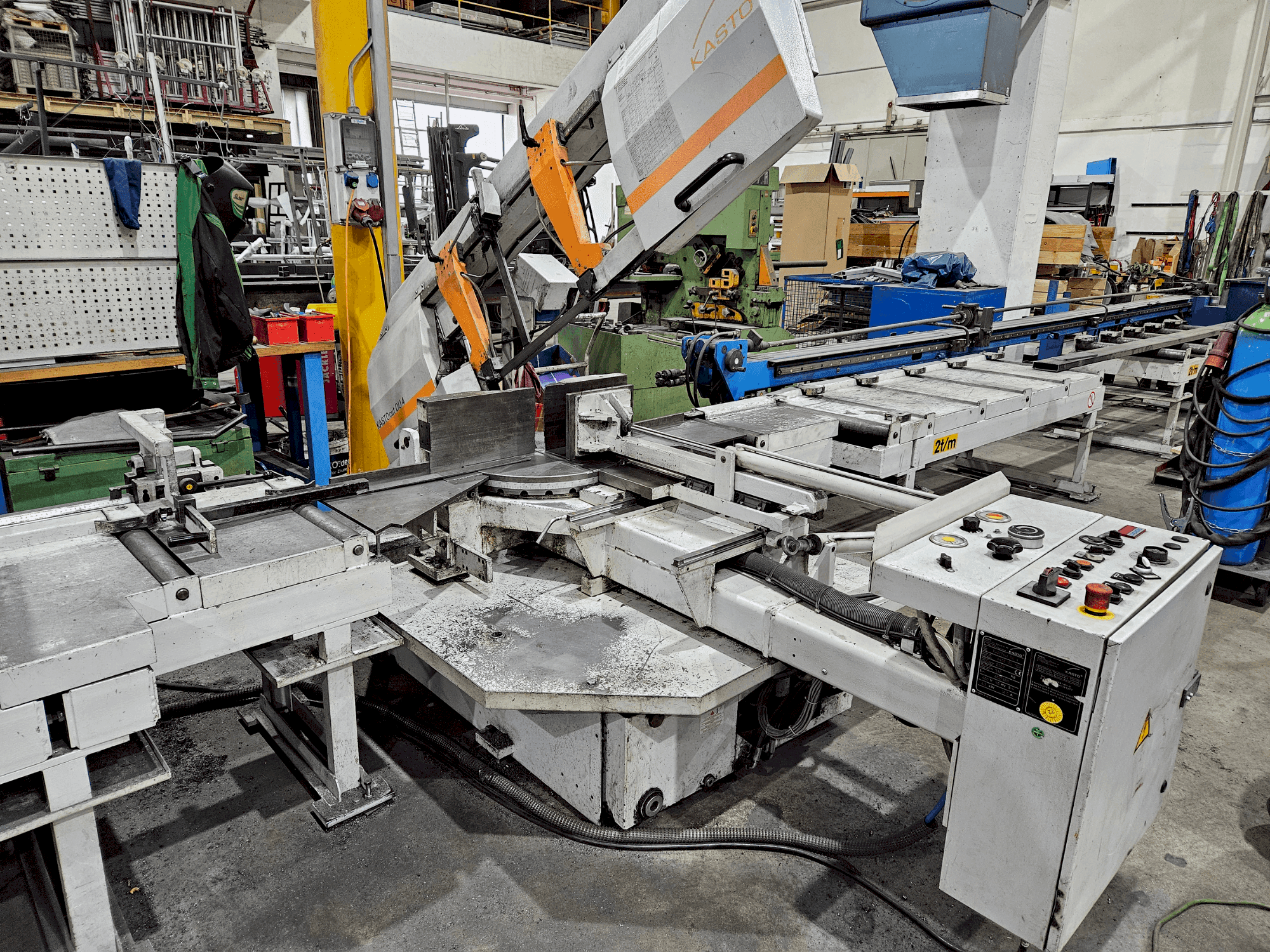 Vista frontal de la máquina KASTO cut DU 4