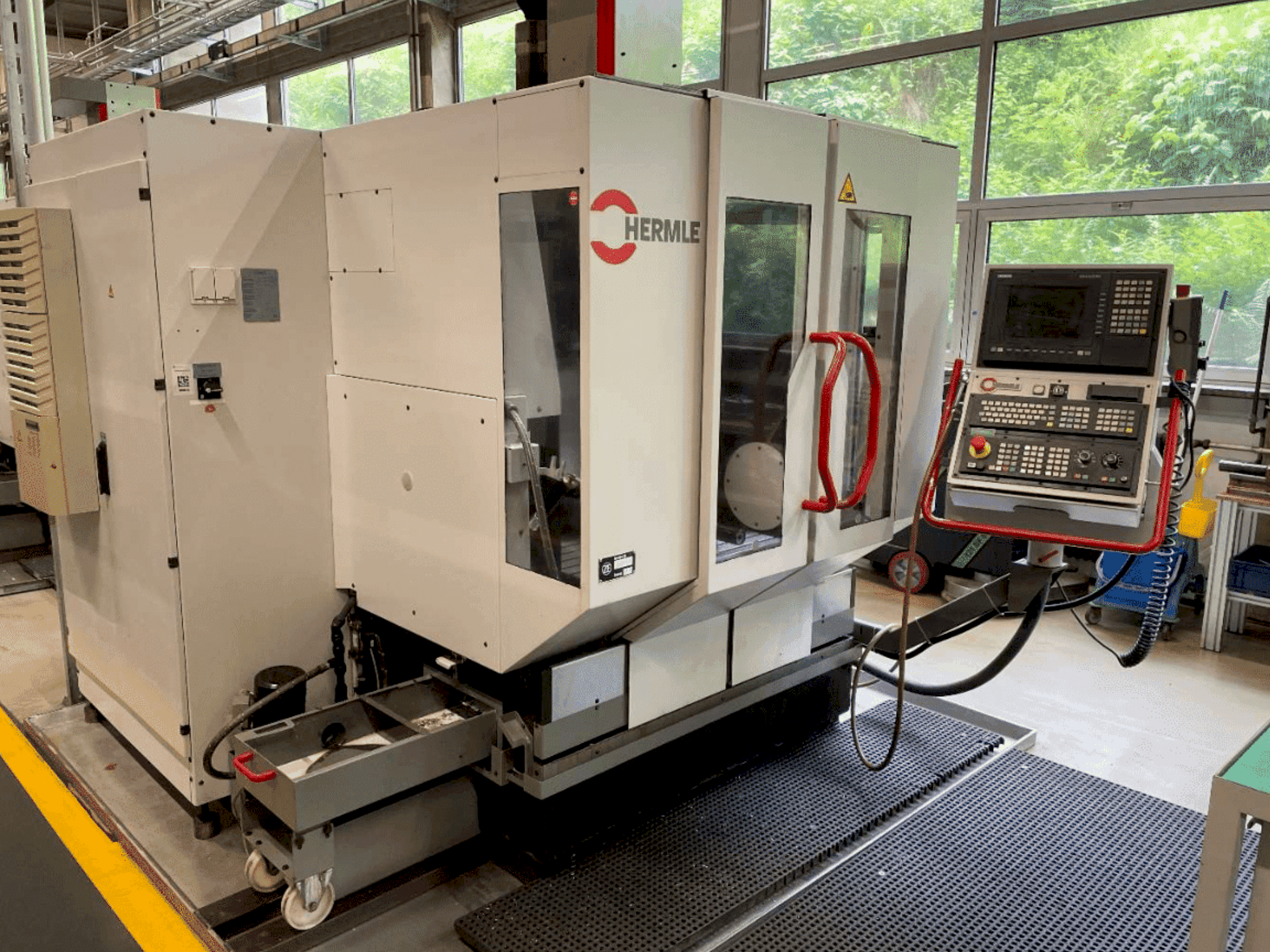 Vista frontal de la máquina HERMLE C600V