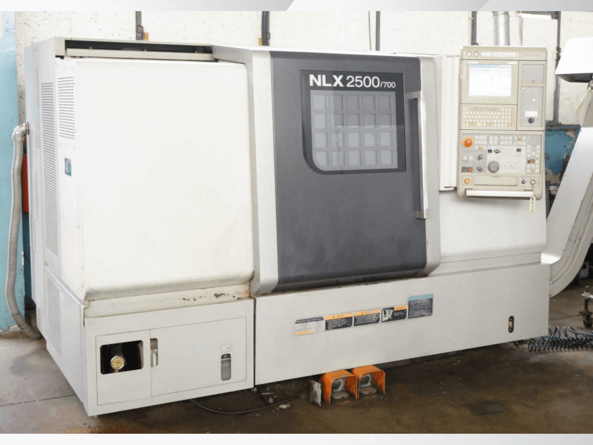 Torno horizontal DMG MORI NLX 2500/700, vista frontal en la que se aprecian el panel de control y las características de la máquina.