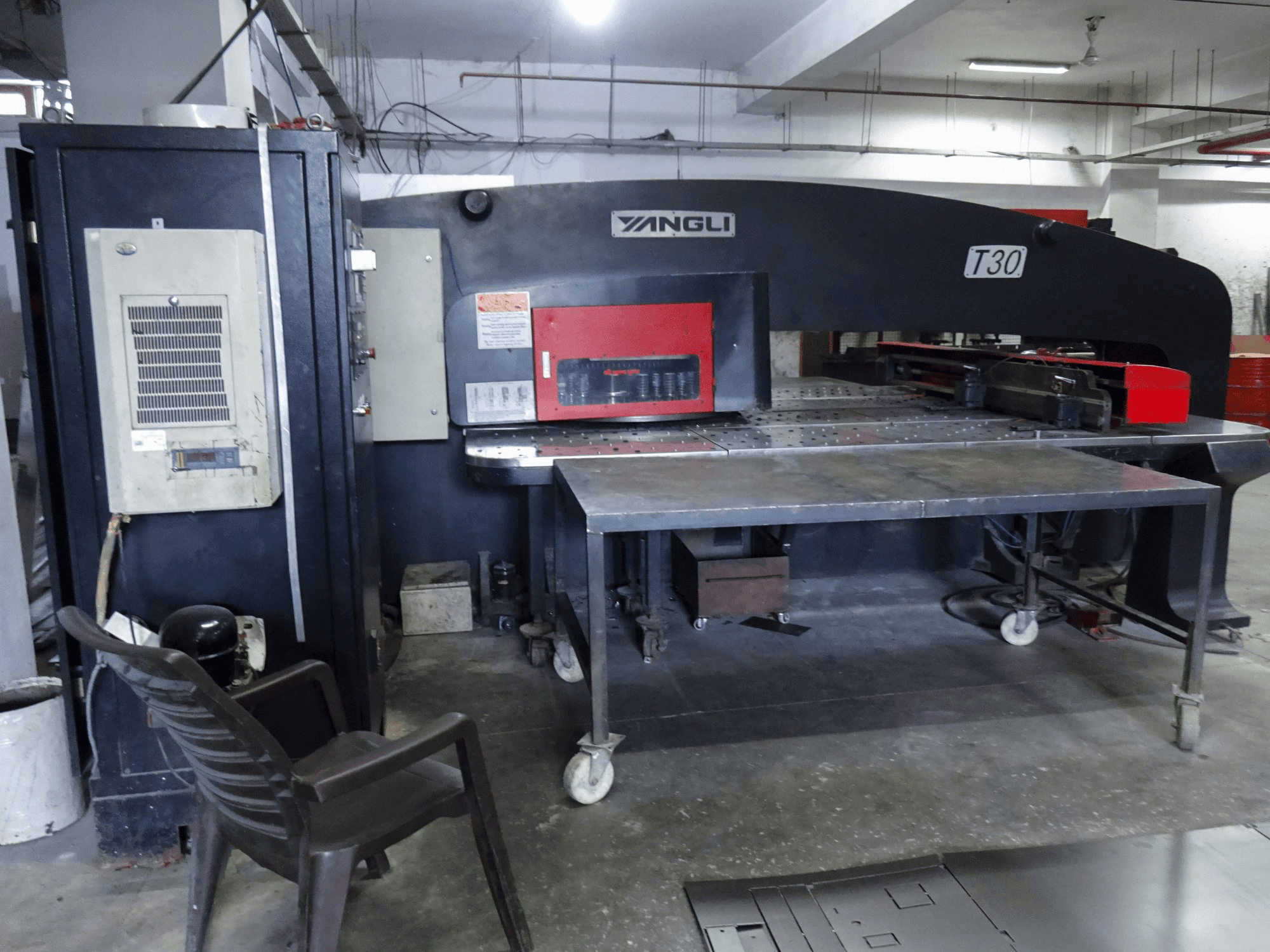 Vista izquierda de la máquina Yangli T30