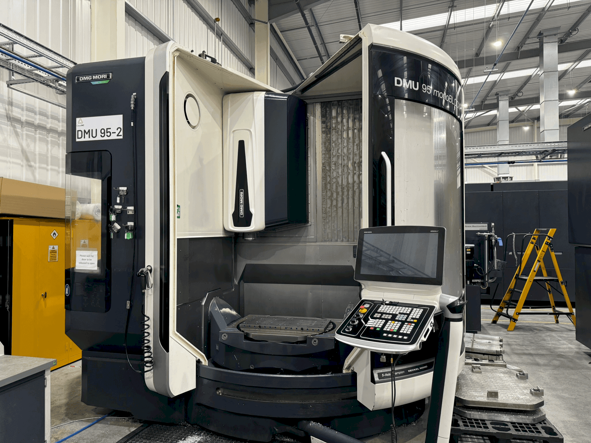 Vista frontal de la máquina DMG MORI DMU 95 Monoblock