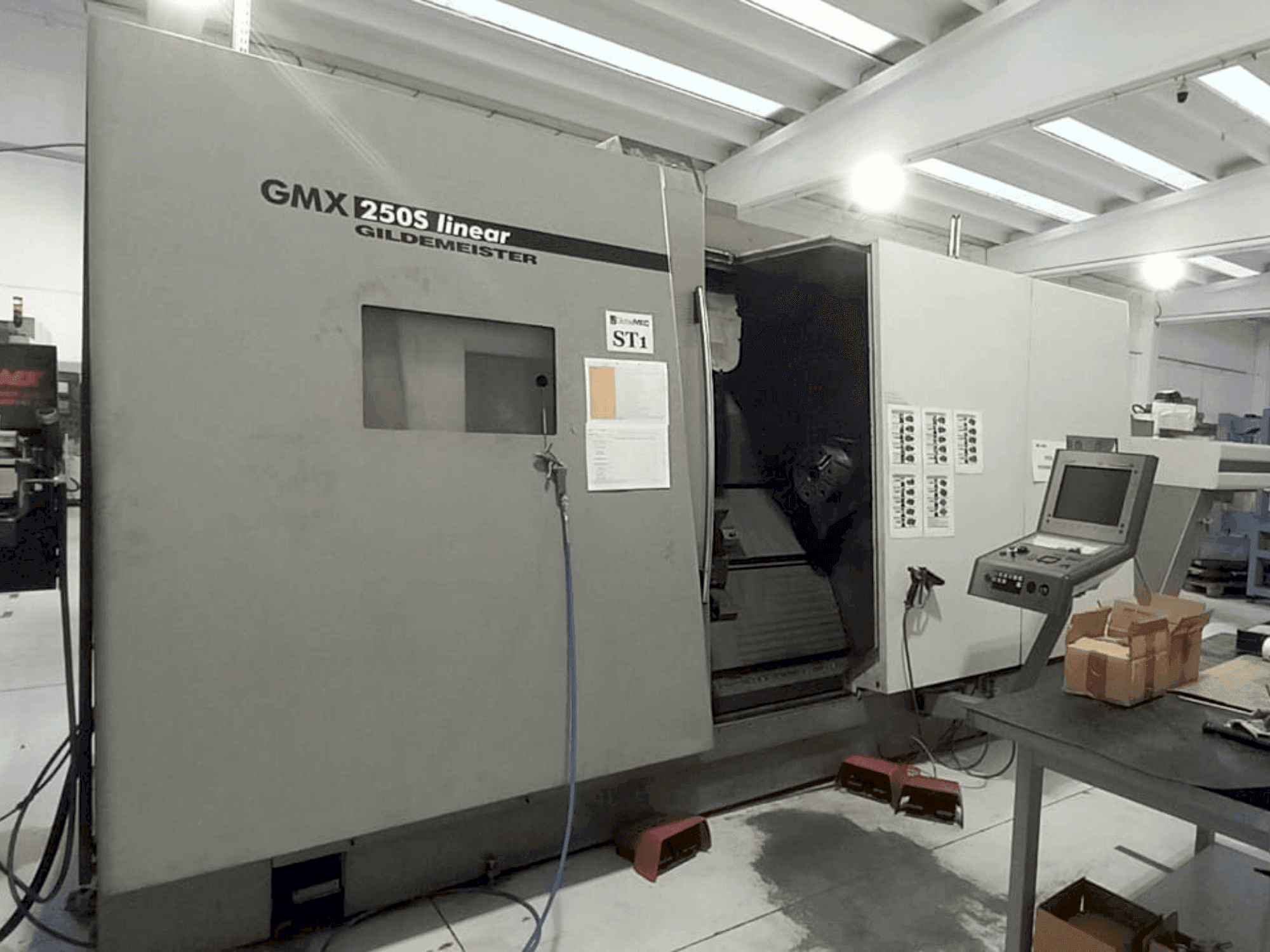Vista frontal de la máquina Gildemeister GMX 250S Linear