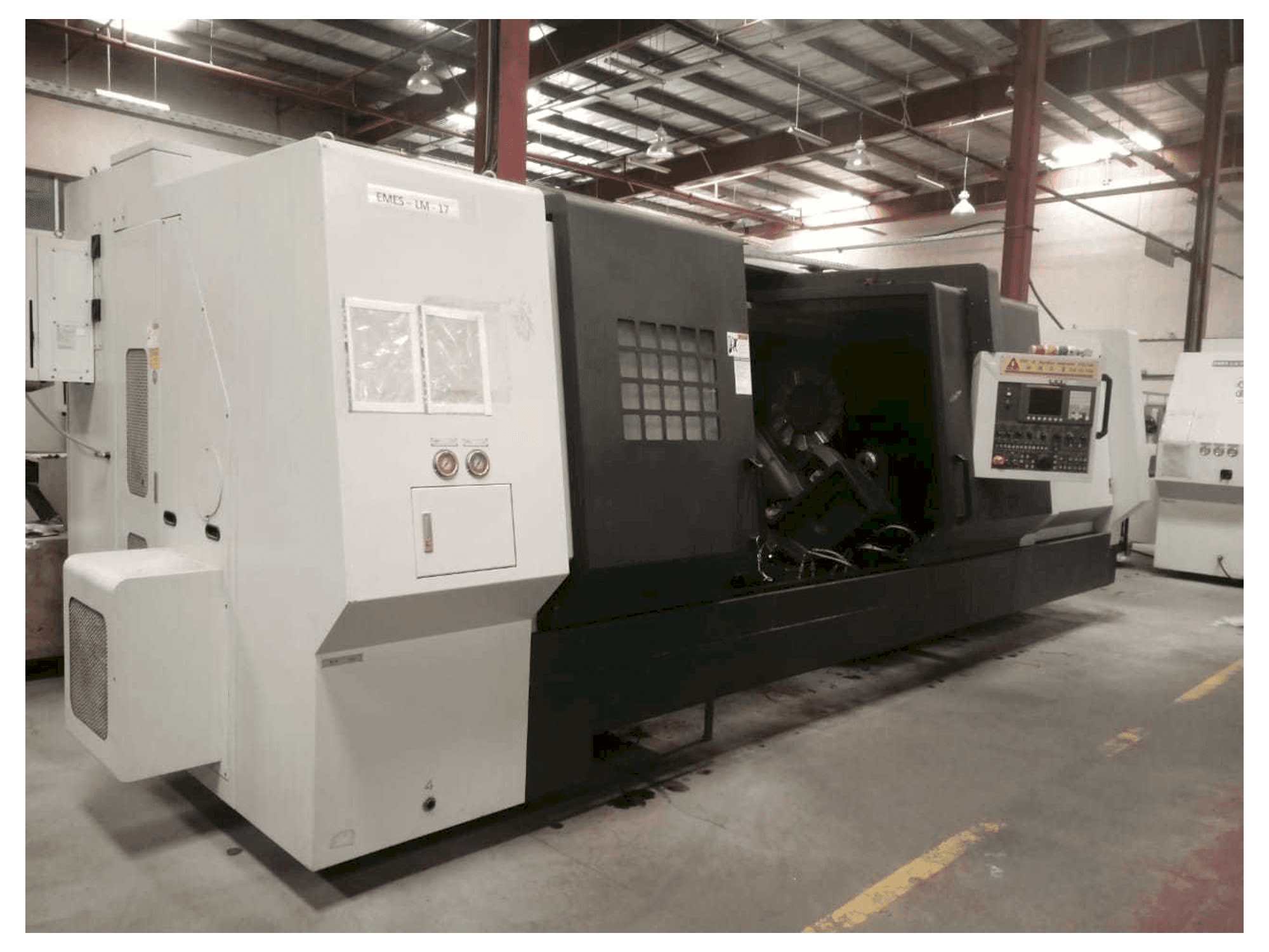 Vista lateral izquierda de la máquina YOU JI YH 50/300