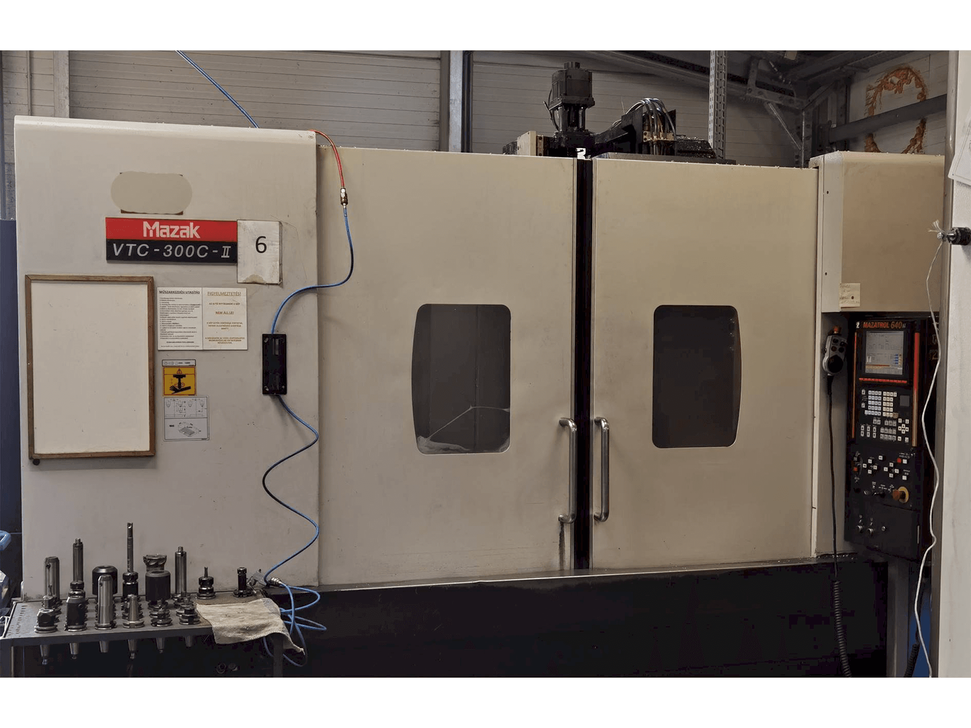 Vista frontal de la máquina Mazak VTC 300 C II