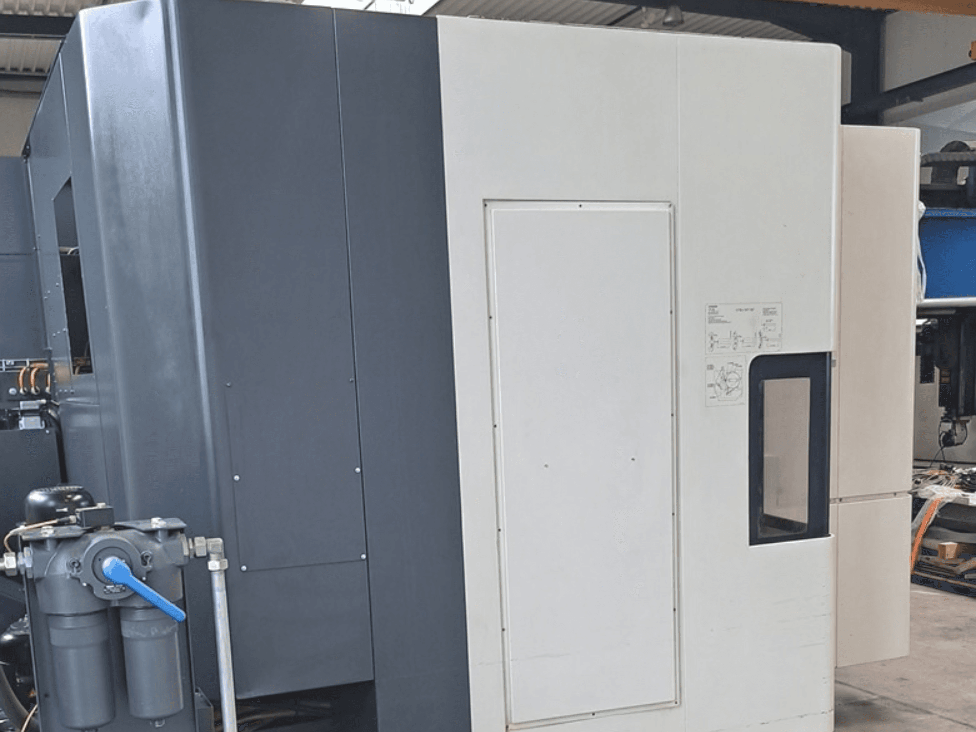 Centro de mecanizado horizontal DMG MORI NHX5000, vista lateral en la que se aprecian el panel de control y las características mecánicas.