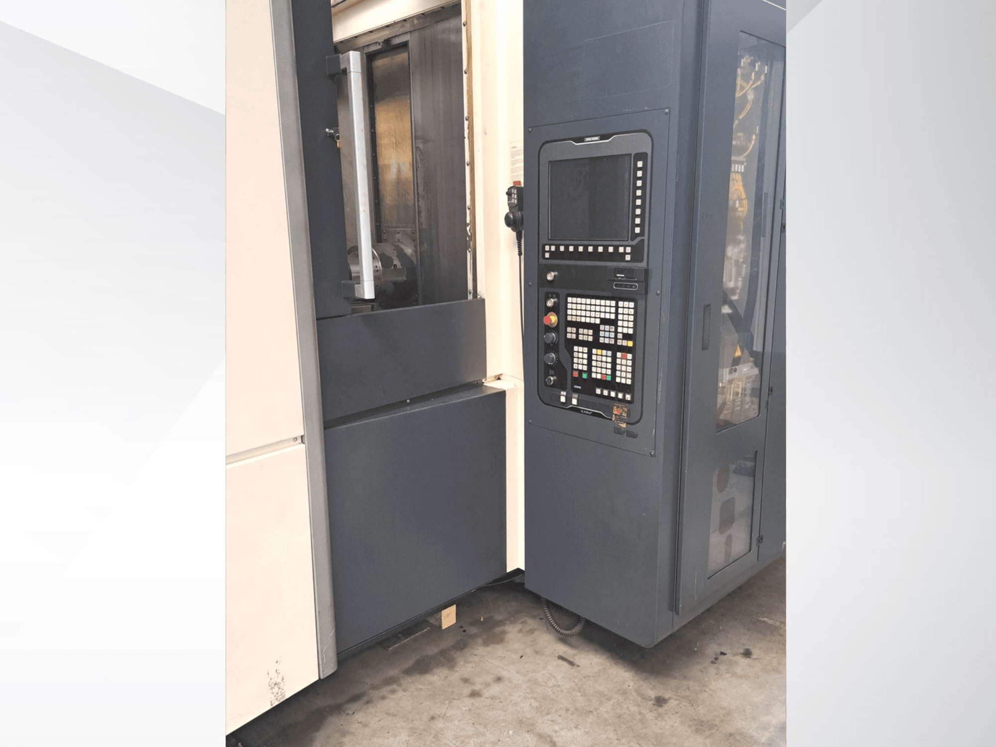 Centro de mecanizado horizontal DMG MORI NHX5000; vista lateral en la que se aprecian el panel de control y la puerta de acceso.